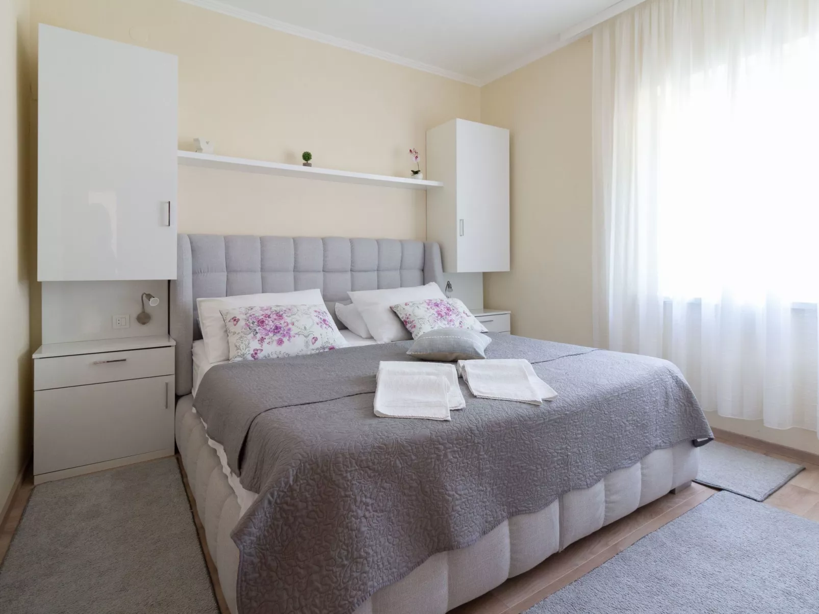 Wohnung mit Blick auf das Wasser-Drinnen