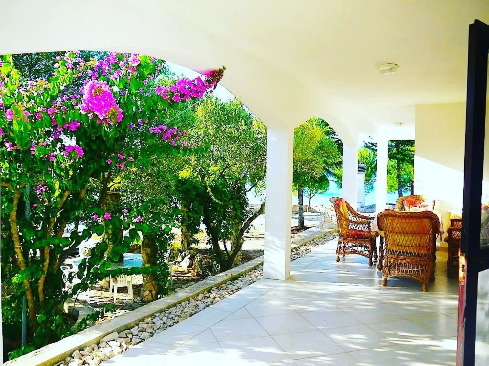 Anwesen mit Blick auf das Wasser-Image-tags.info