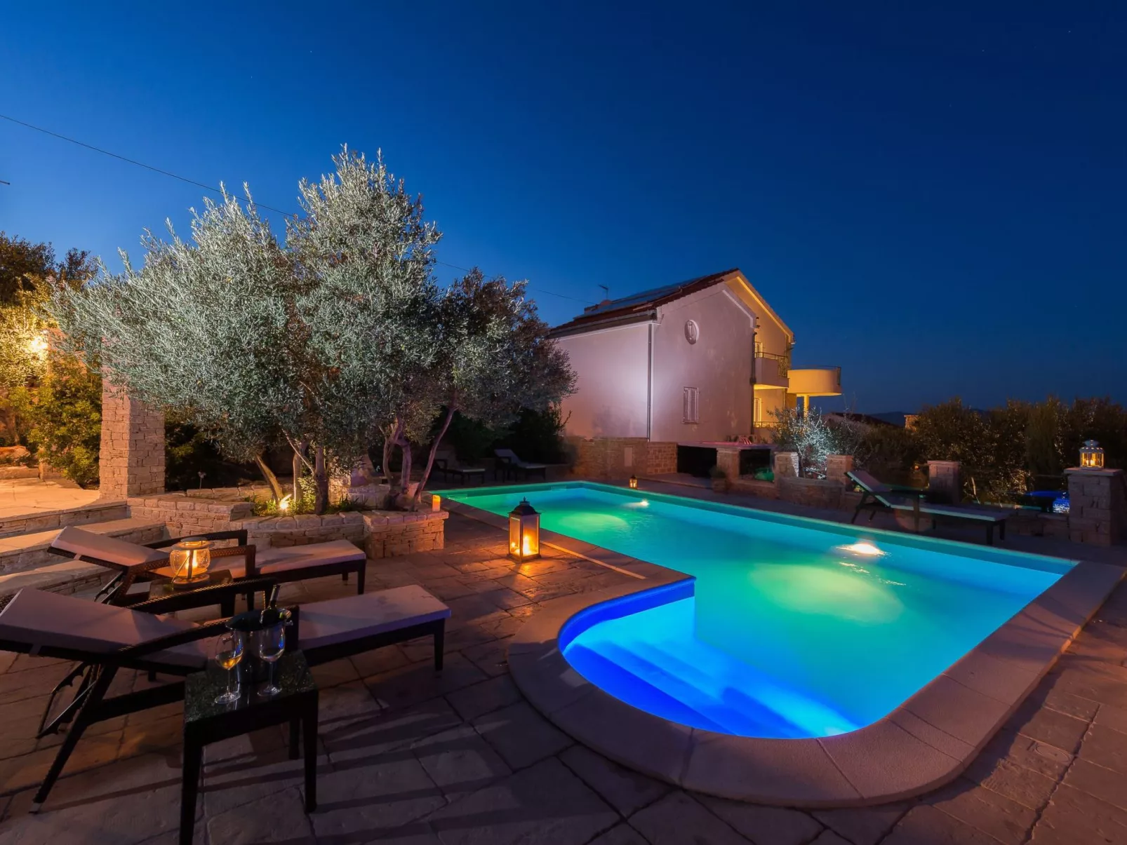 Wohnung für 4 Personen mit Whirlpool und Schwimmbad-Draußen