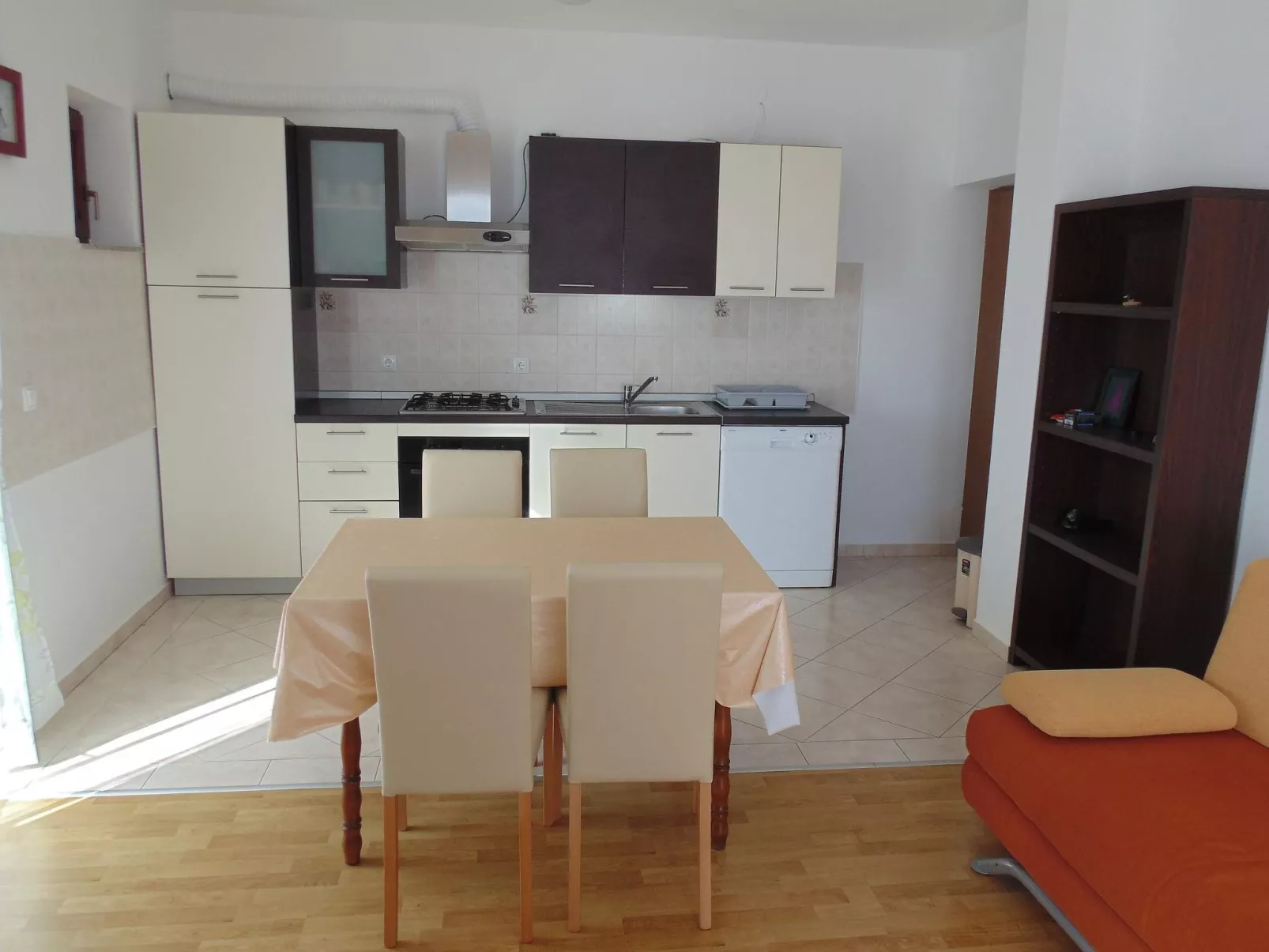 Komfortable Wohnung mit Balkon und Meerblick-Image-tags.info