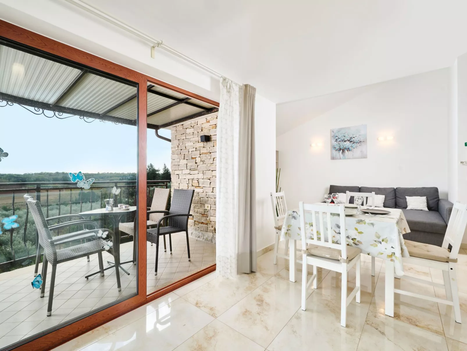 App für bis zu 6 Personen.-Drinnen