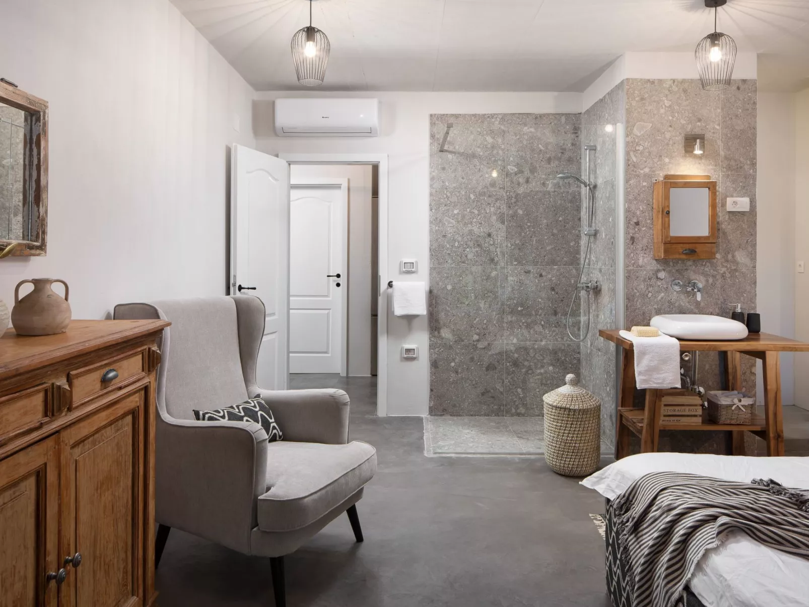 Mit eigenem Pool-Drinnen