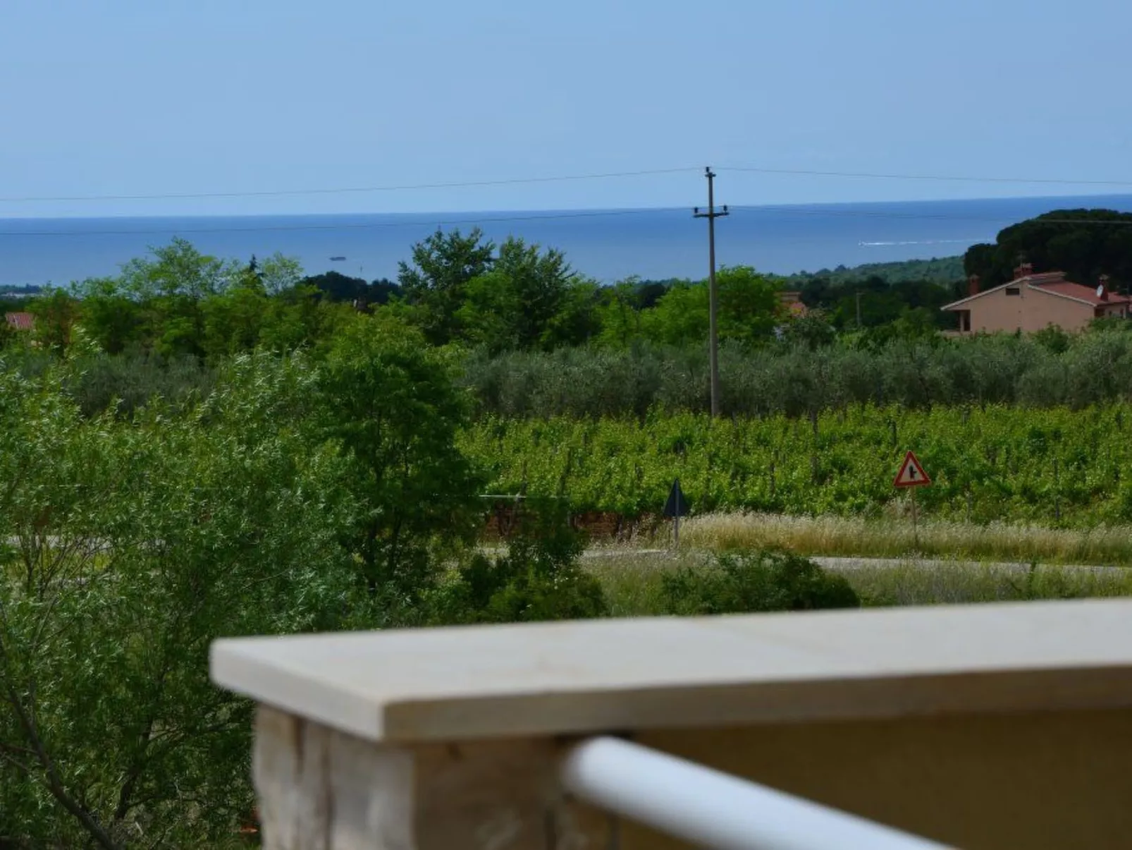 Mit Blick auf das Wasser-Dehors