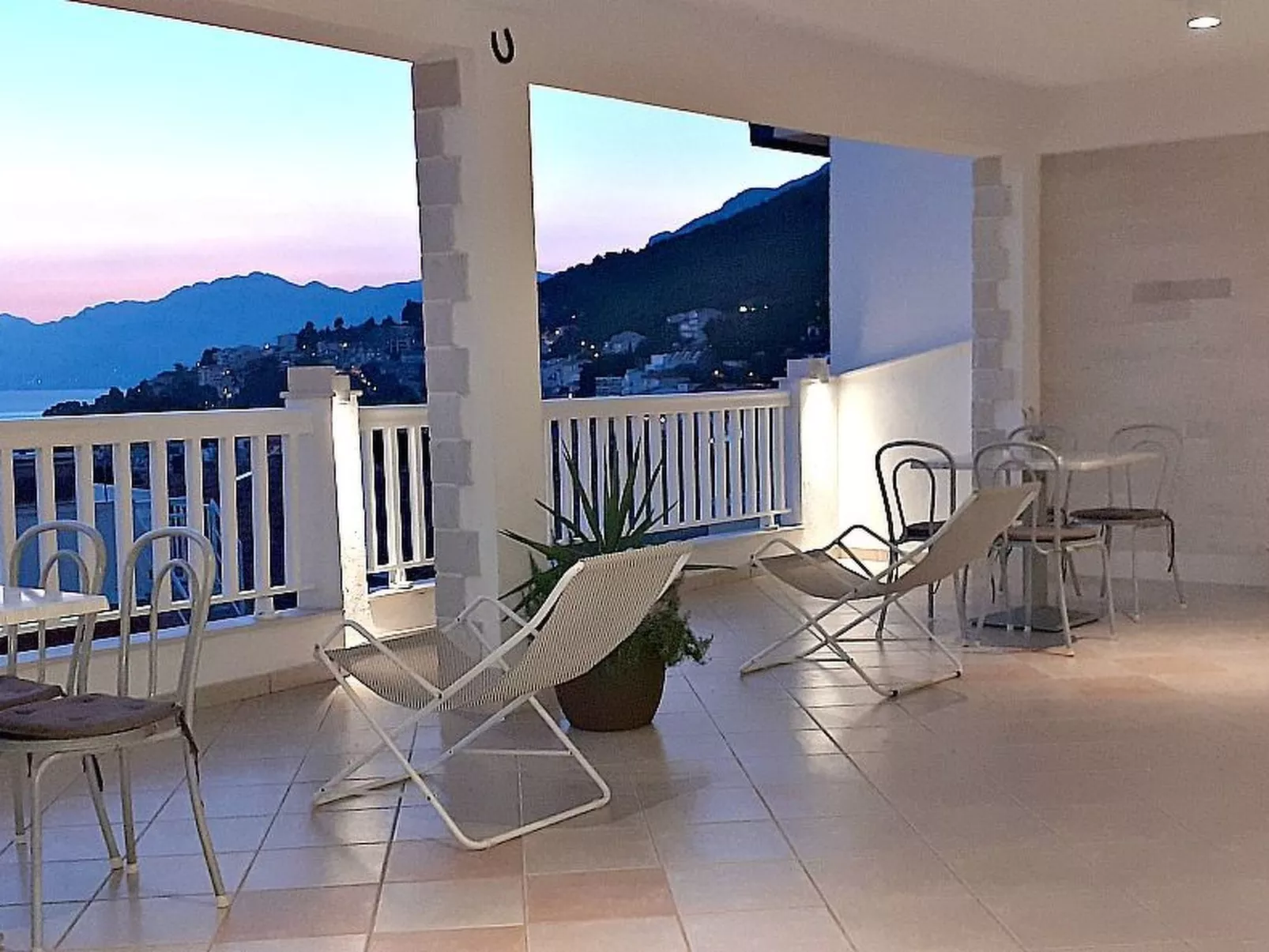 Mit Blick auf das Wasser-Outside