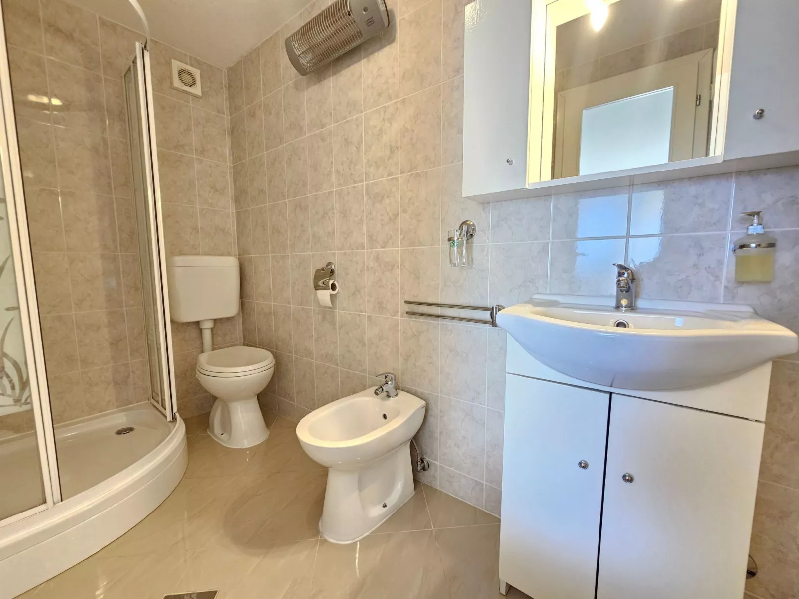 Wohnung mit Terrasse, Grill, Parkplatz-Dedans