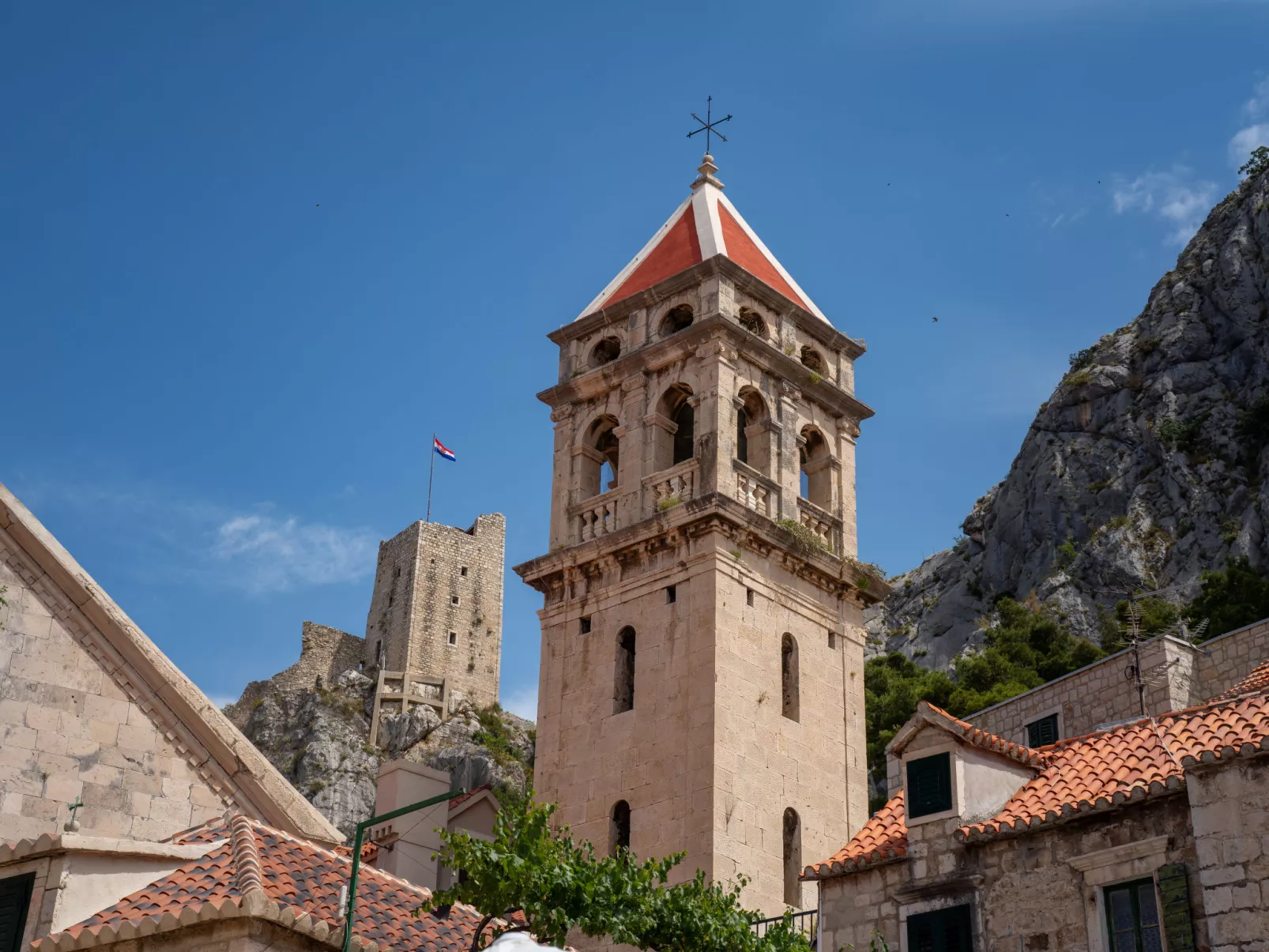 Große Ferienwohnung in Omiš mit Privatem Balkon-Area