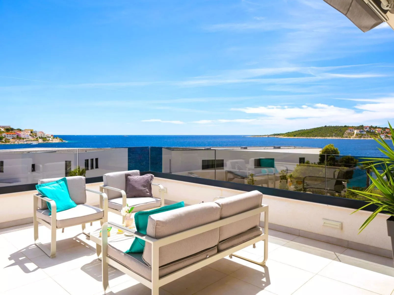 Luxuriöse Villa Dolce Vita direkt am Meer mit privatem Pool und Parkplatz-Draußen