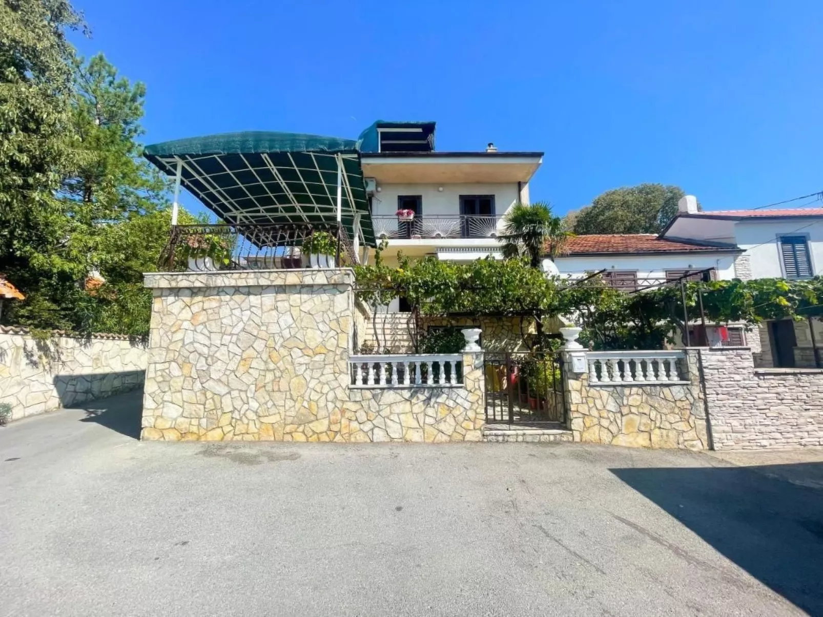 Nettes Appartement in Dramalj mit Möbliertem Balkon - Draußen