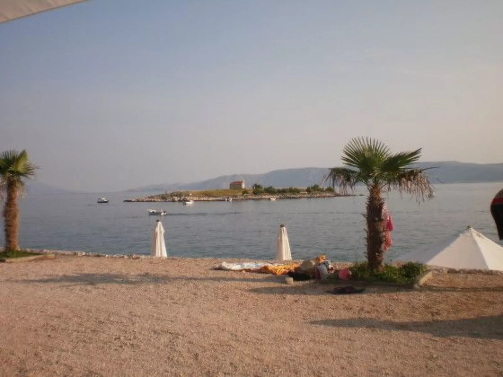 "Ana" mit Blick auf das Wasser-Draußen