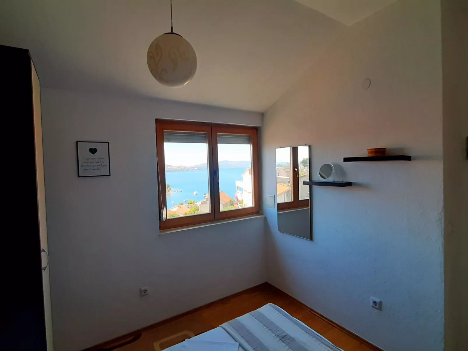 Mit Blick auf das Wasser-Inside