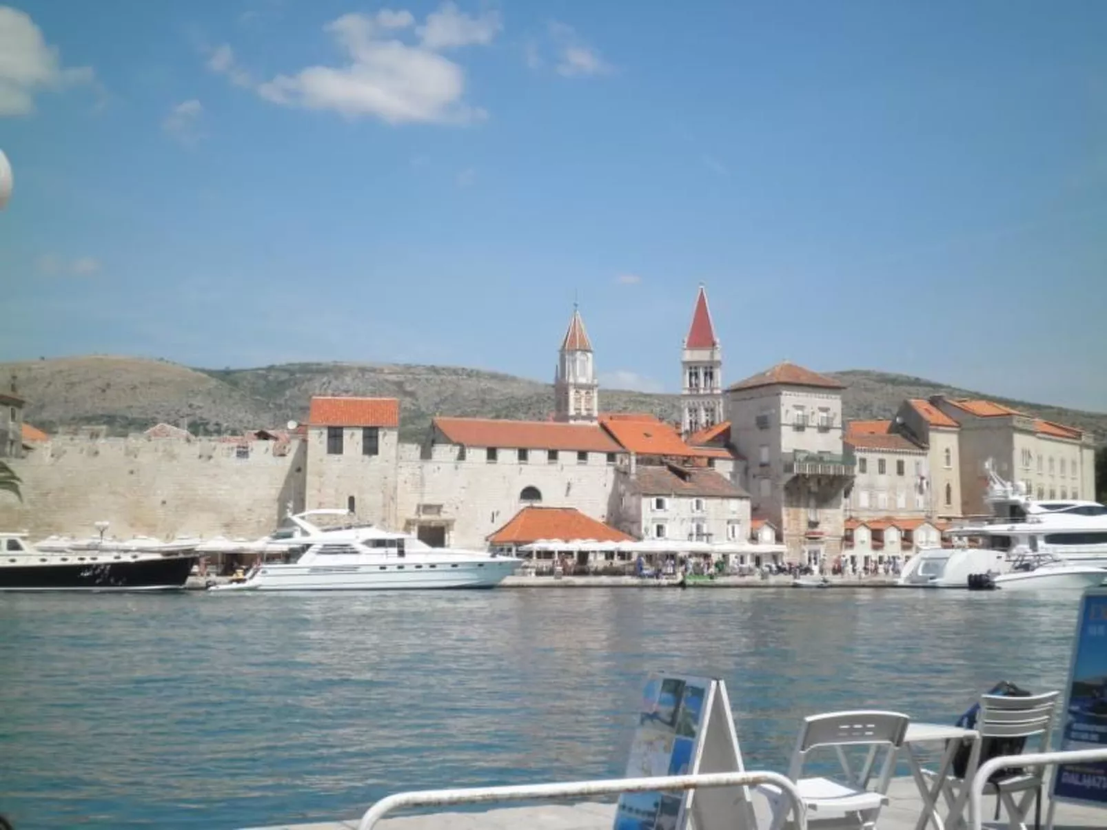 Für vier Personen, mit einem Balkon-Draußen