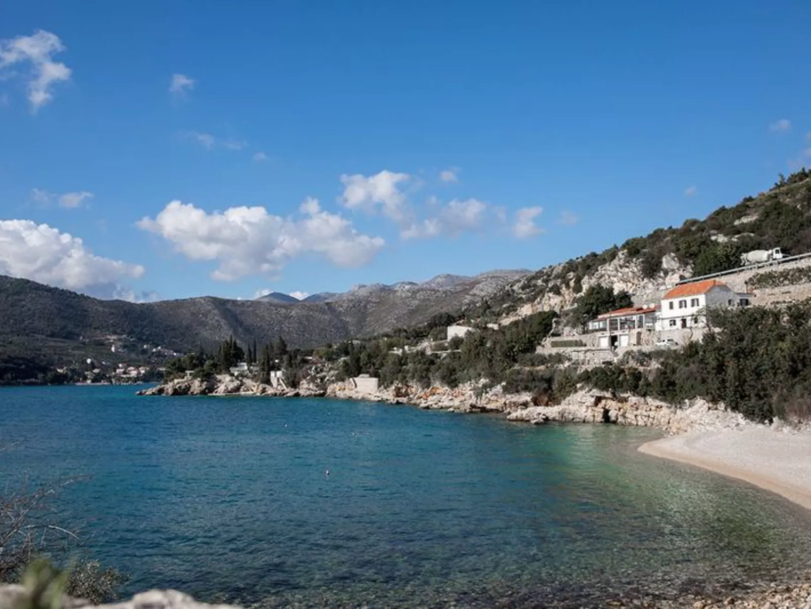 Mélanie B im ersten Stock einer Villa am Strand - Outside