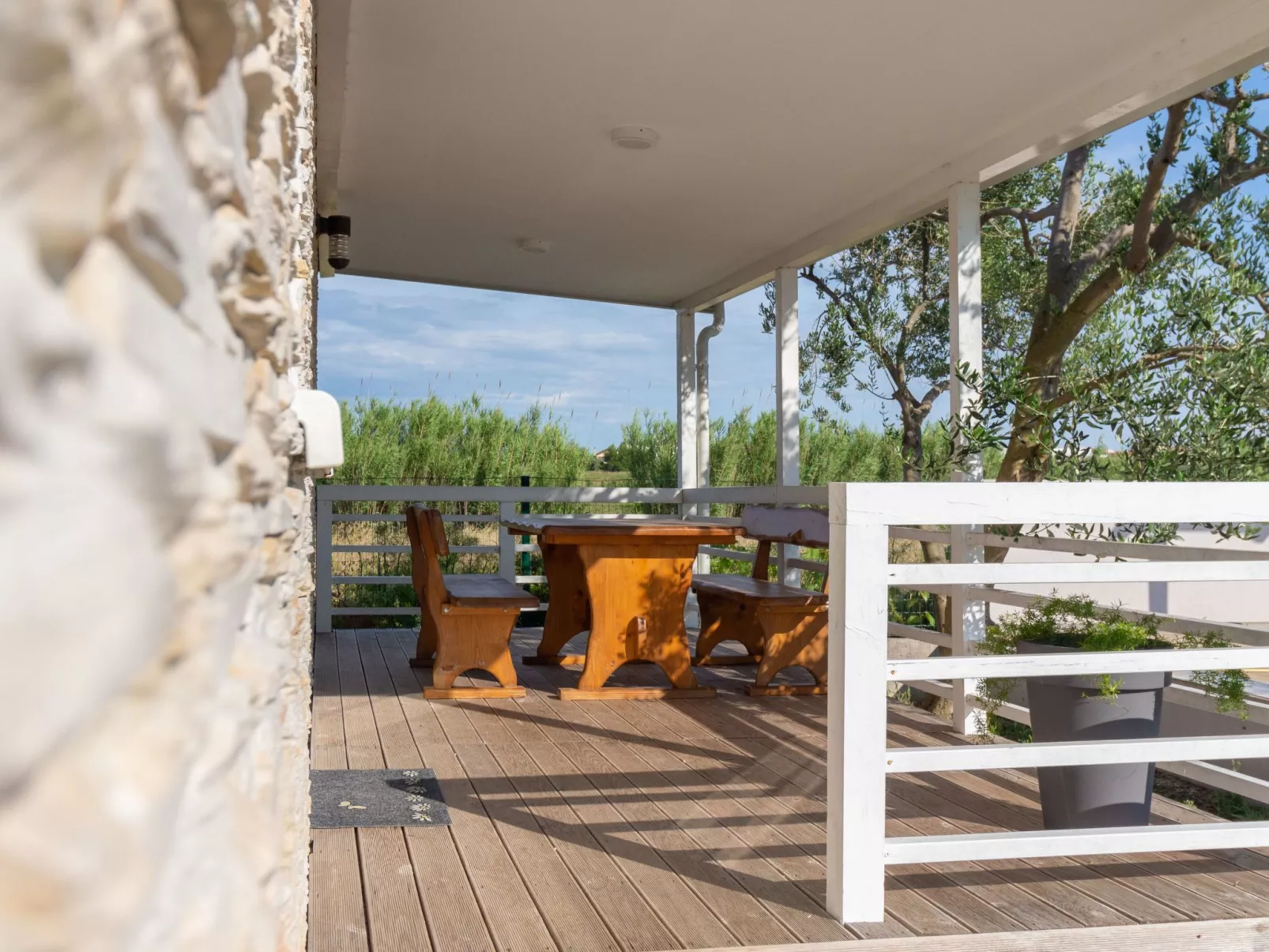 Mobilheim mit Privatparkplatz-Draußen