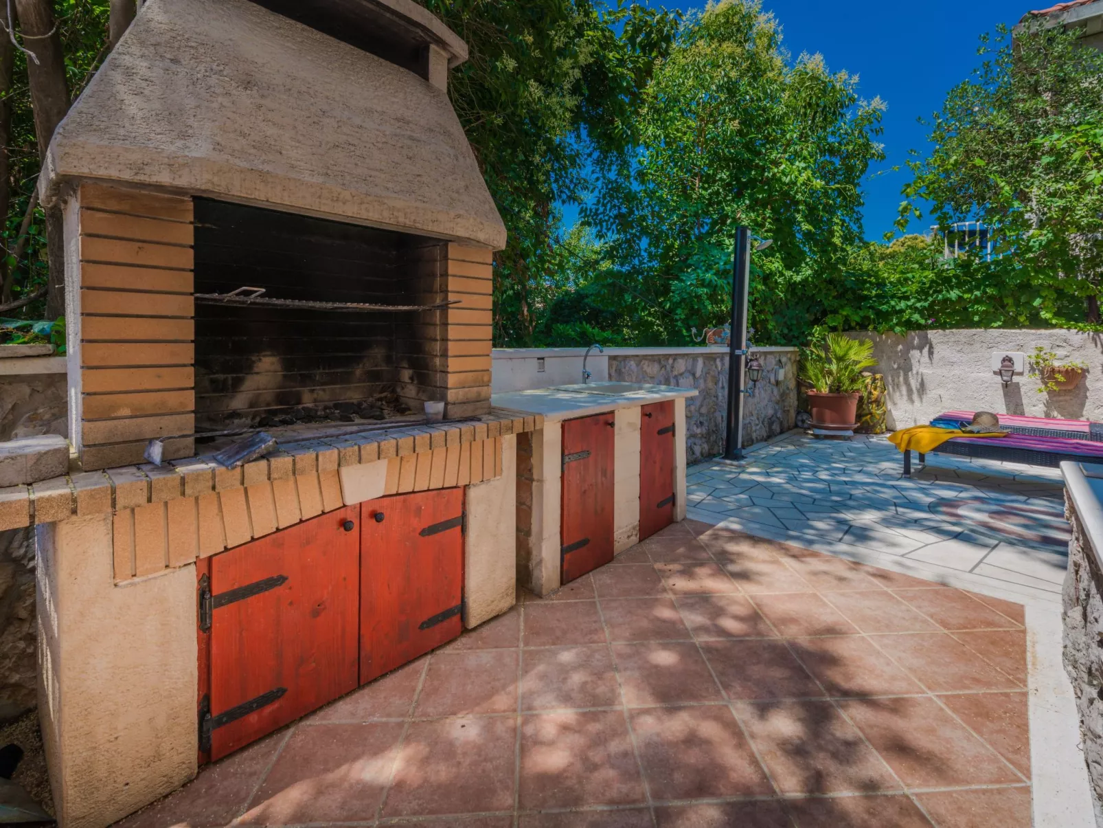 Ivona mit Terrasse und Außendusche-Dehors