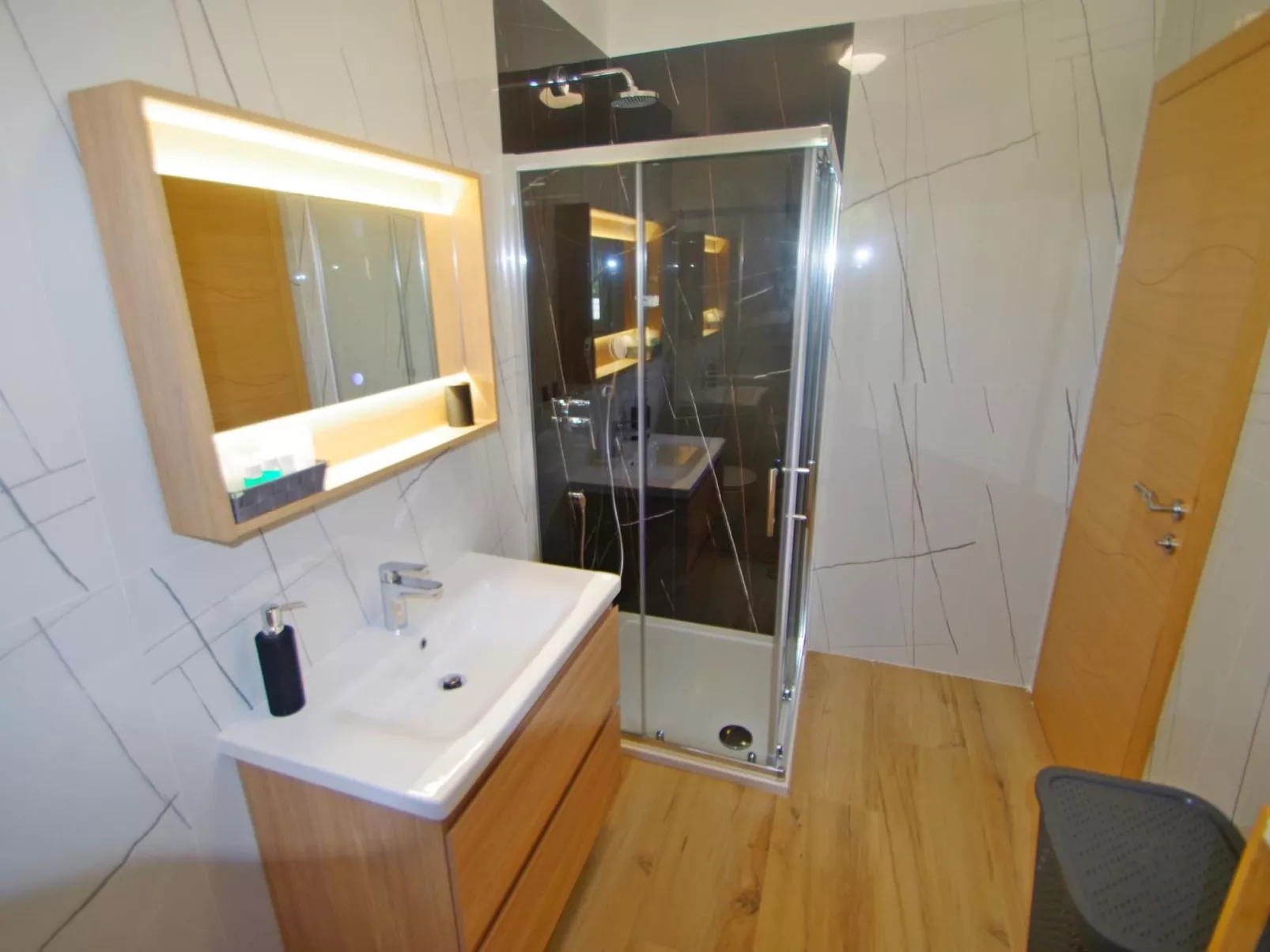 Ferienhaus, privater Pool, Dorf Šišan-Inside