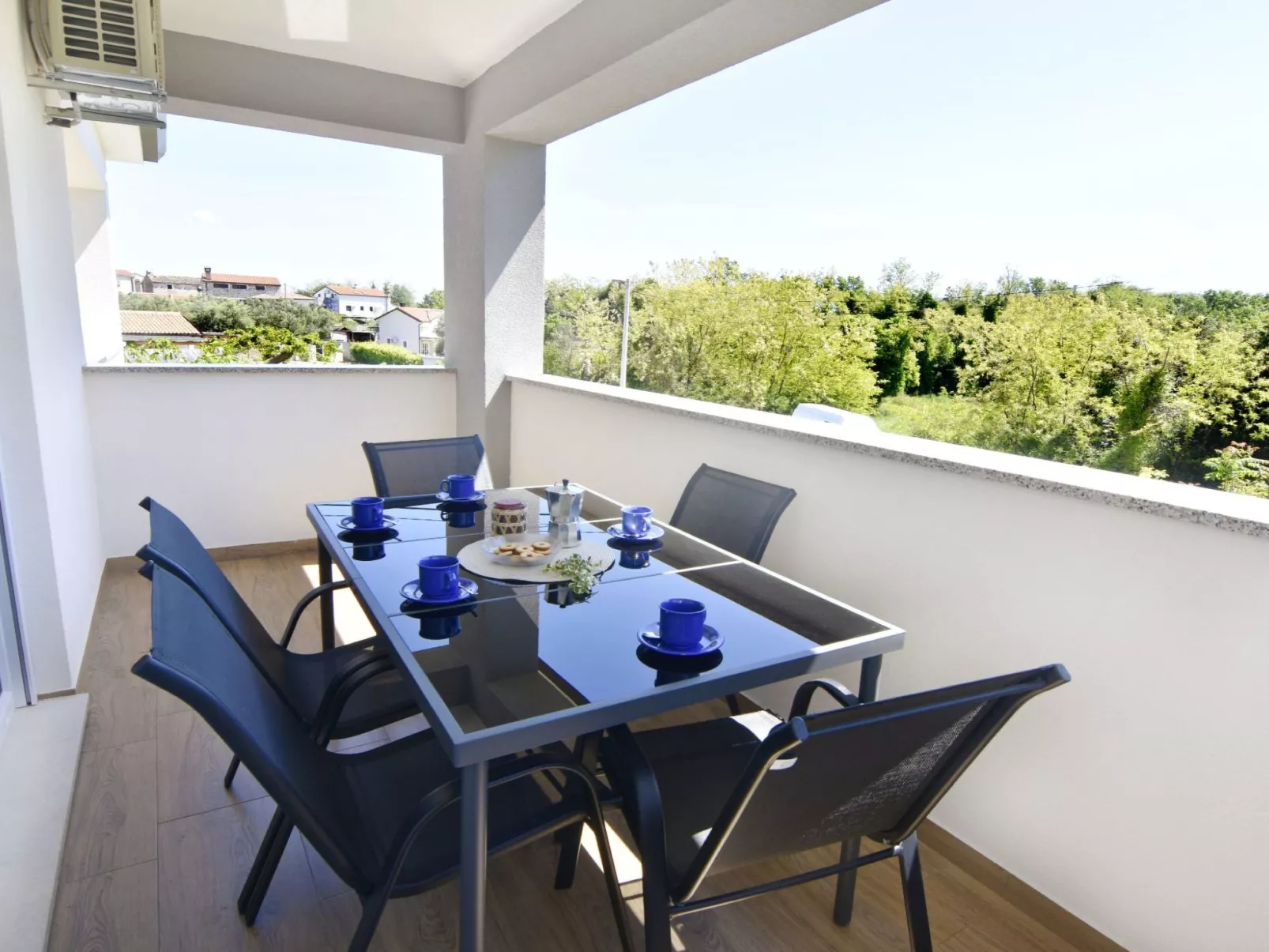 Apartment 2 in einer neuen Villa mit Pool in ruhiger Lage-Outside