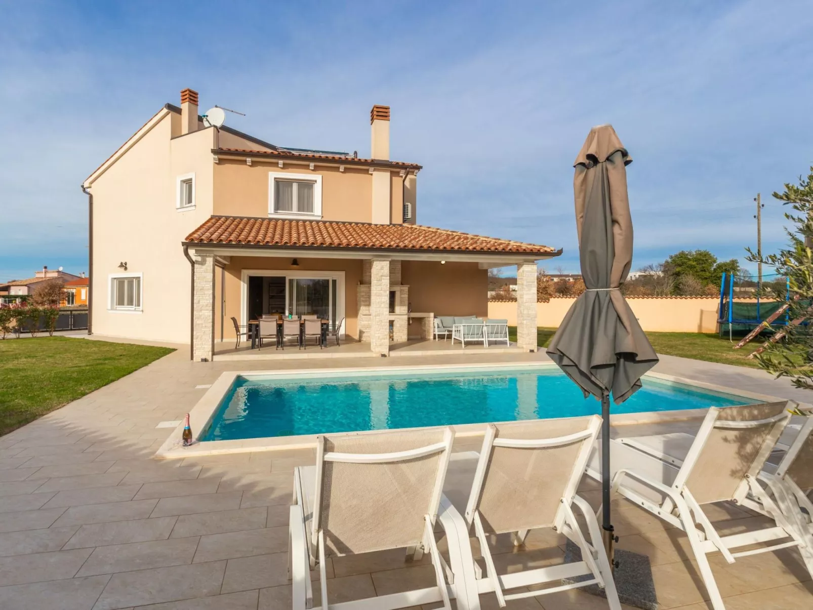 Villa Magica-Draußen