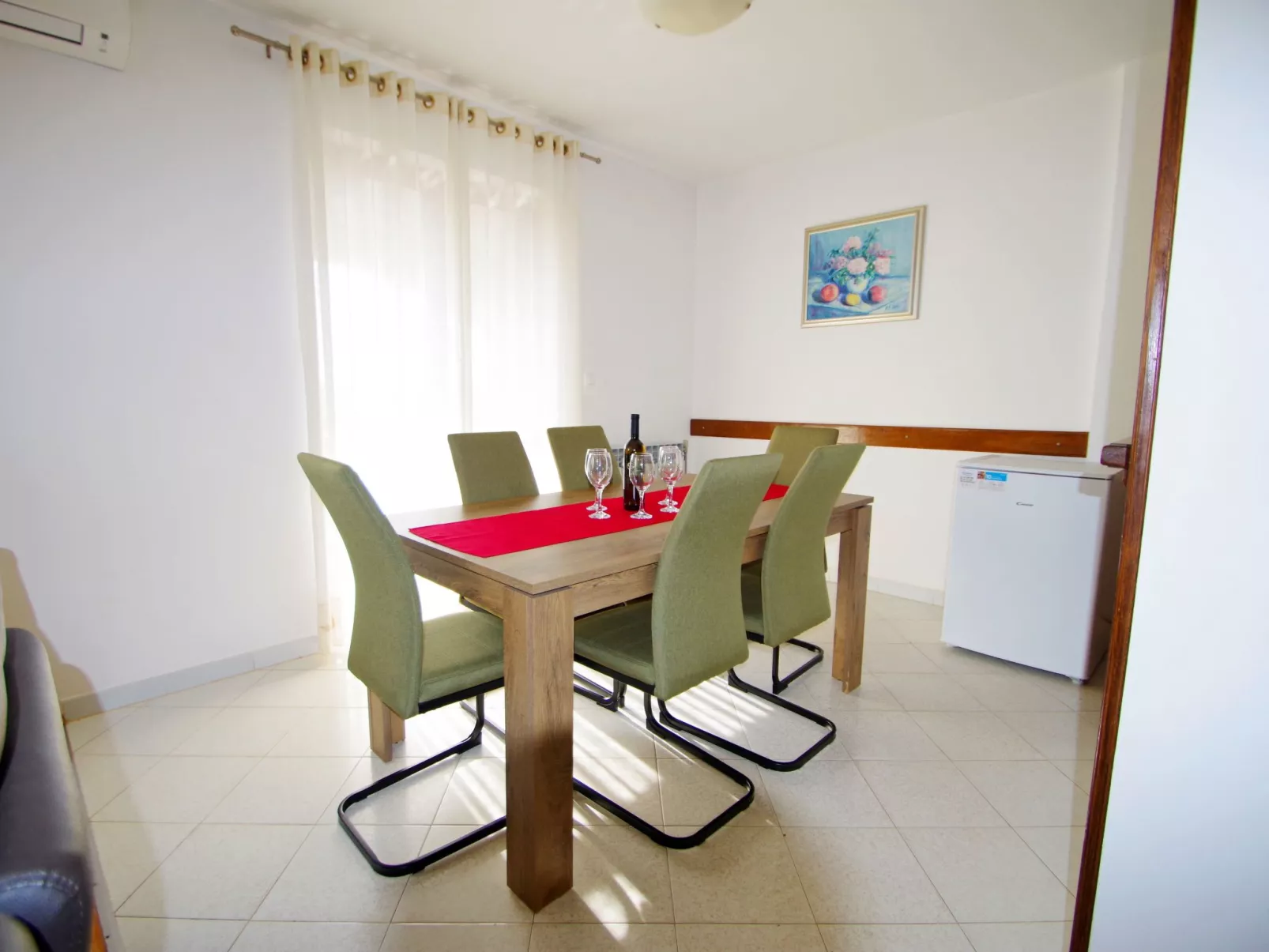 Mit privatem Pool und Garten-Dedans