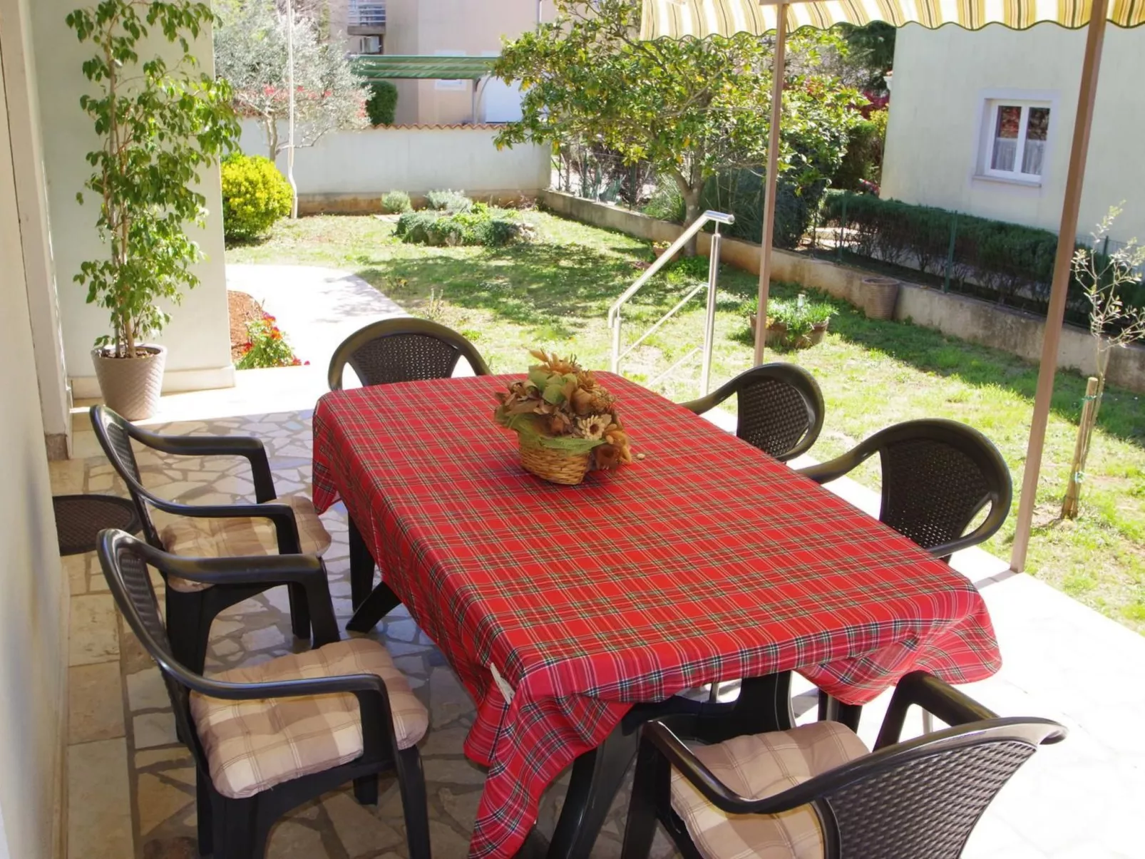 Geräumige Wohnung mit schöner Terrasse und Garten-Outside