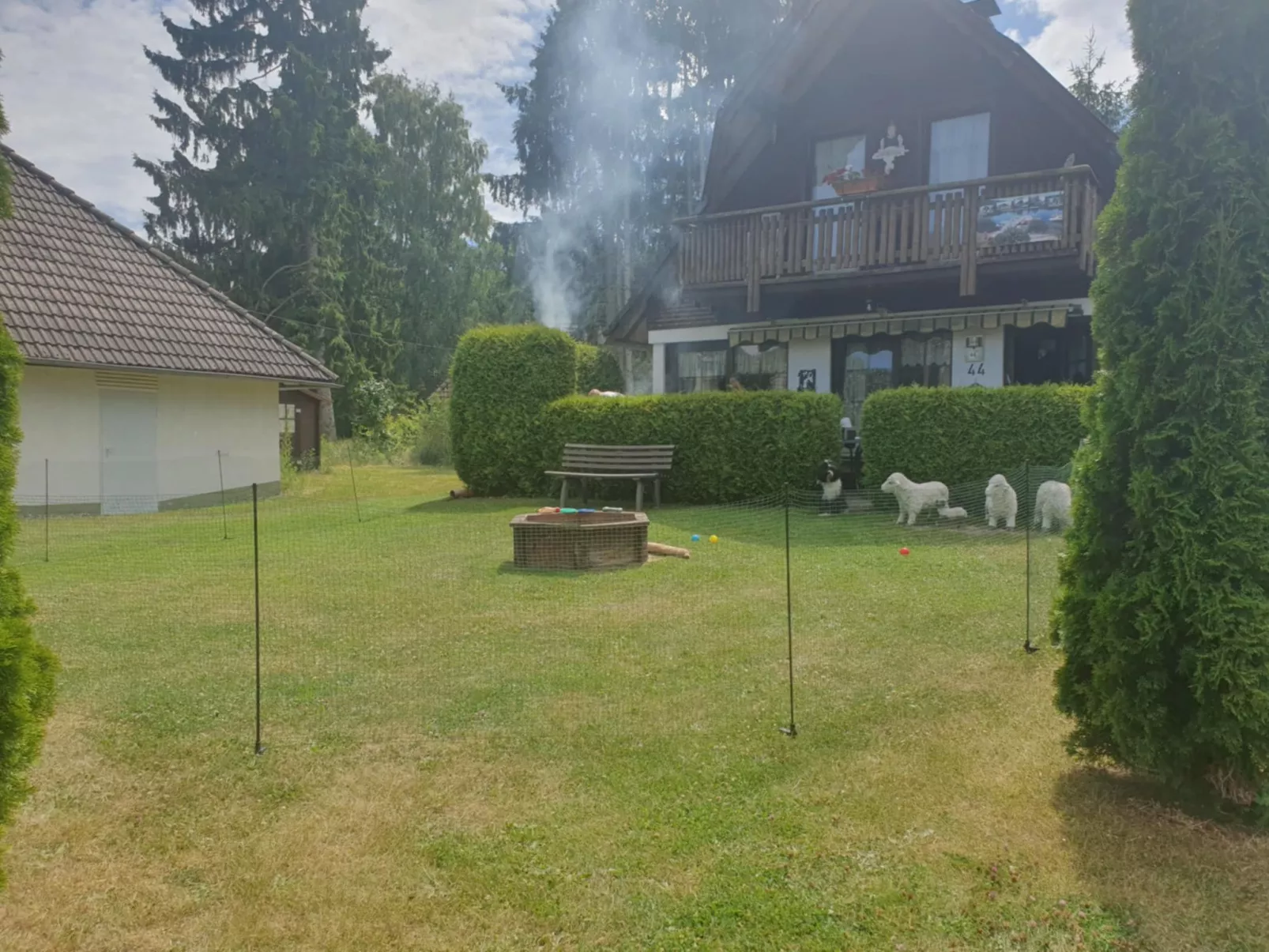 Haus Rotkäppchen-Draußen