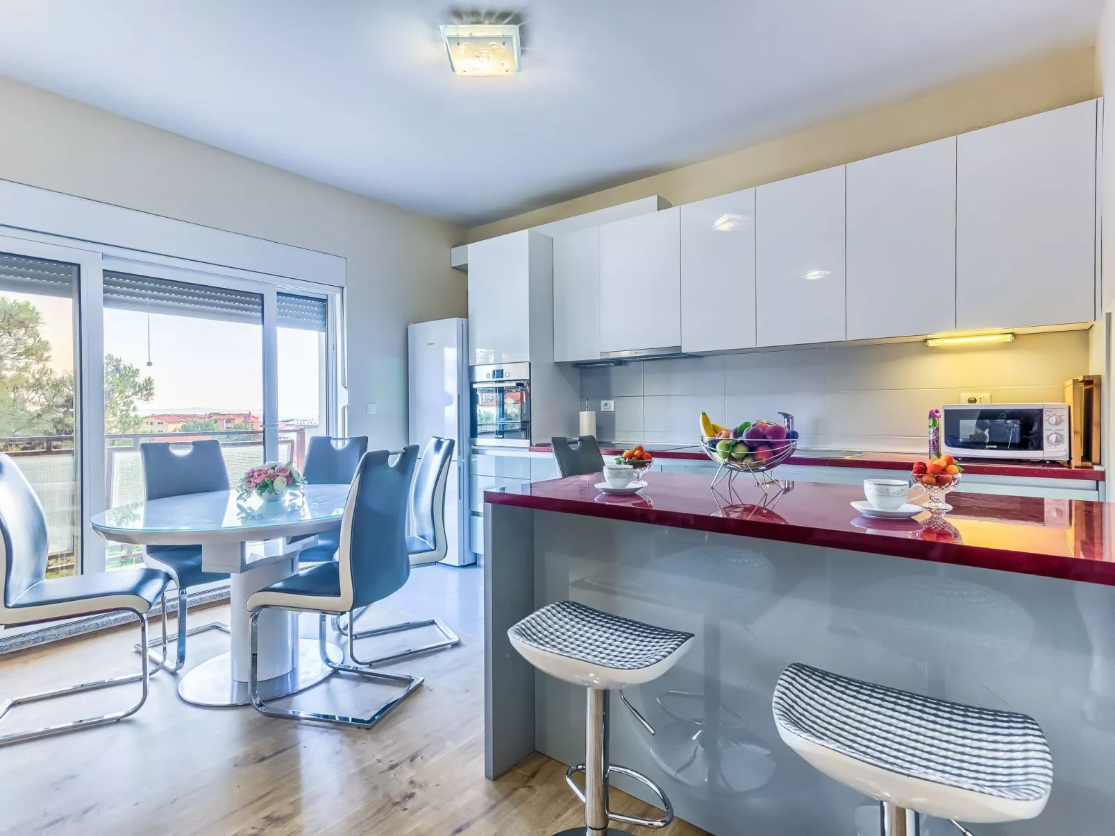 "Villa Rock" mit Blick auf das Wasser-Drinnen