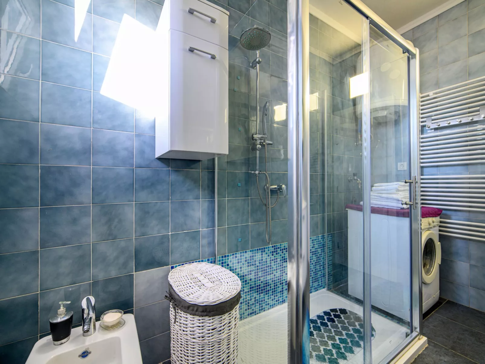 Wohnung mit Blick auf das Wasser-Drinnen