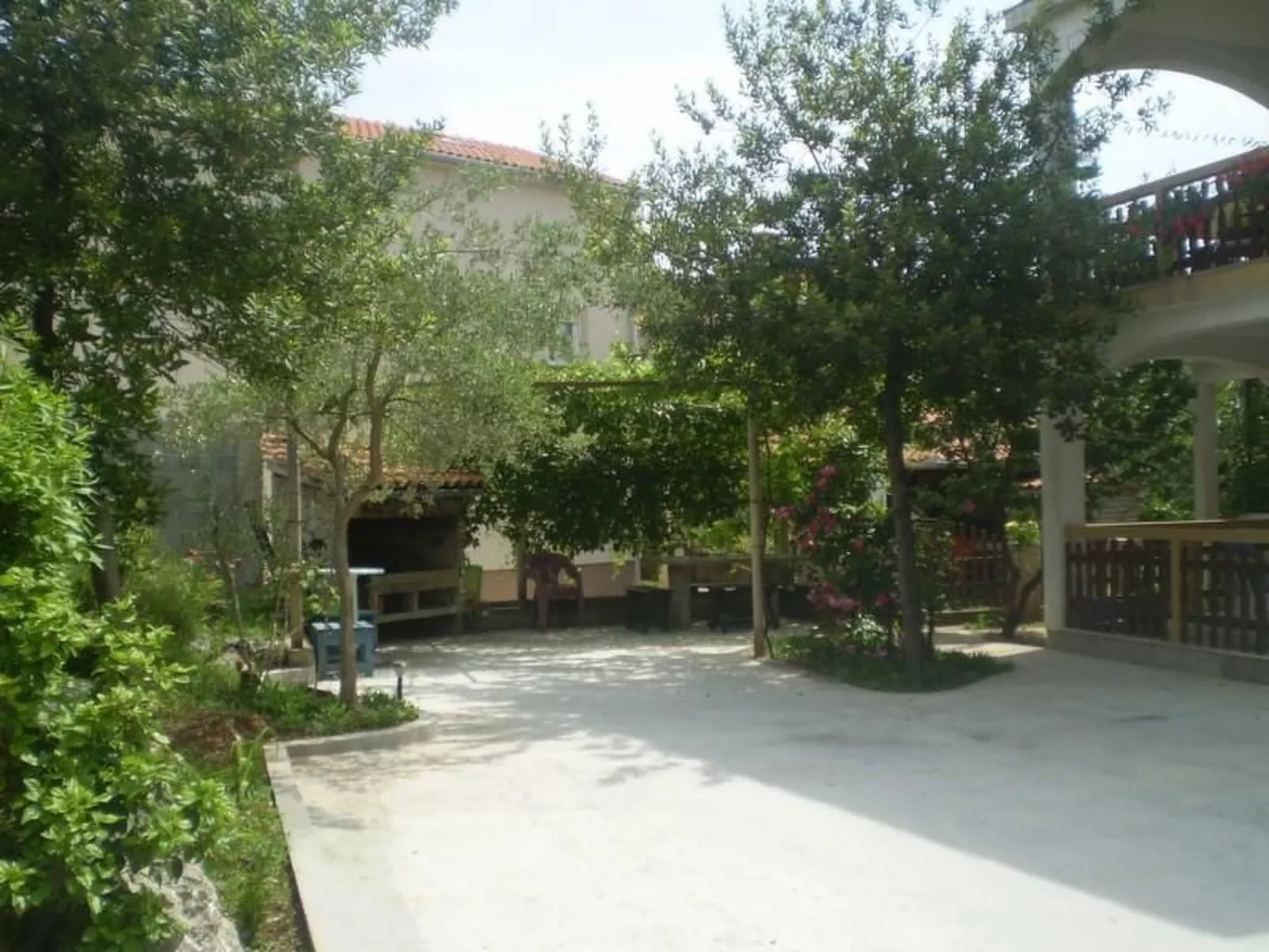 Apartment mit einem kleinen Wohn- und Essbereich und Schlafzimmer-Image-tags.info