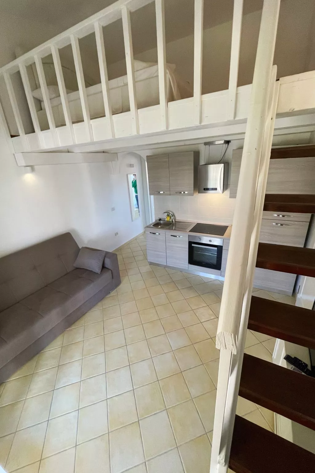 Schöne Wohnung mit Blick auf den Pool-Drinnen