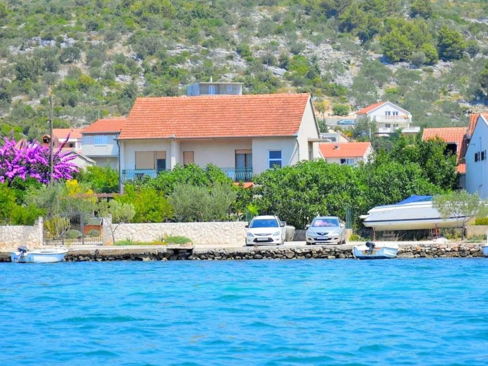 Schöne Wohnung in Poljica mit privatem Parkplatz-Outside