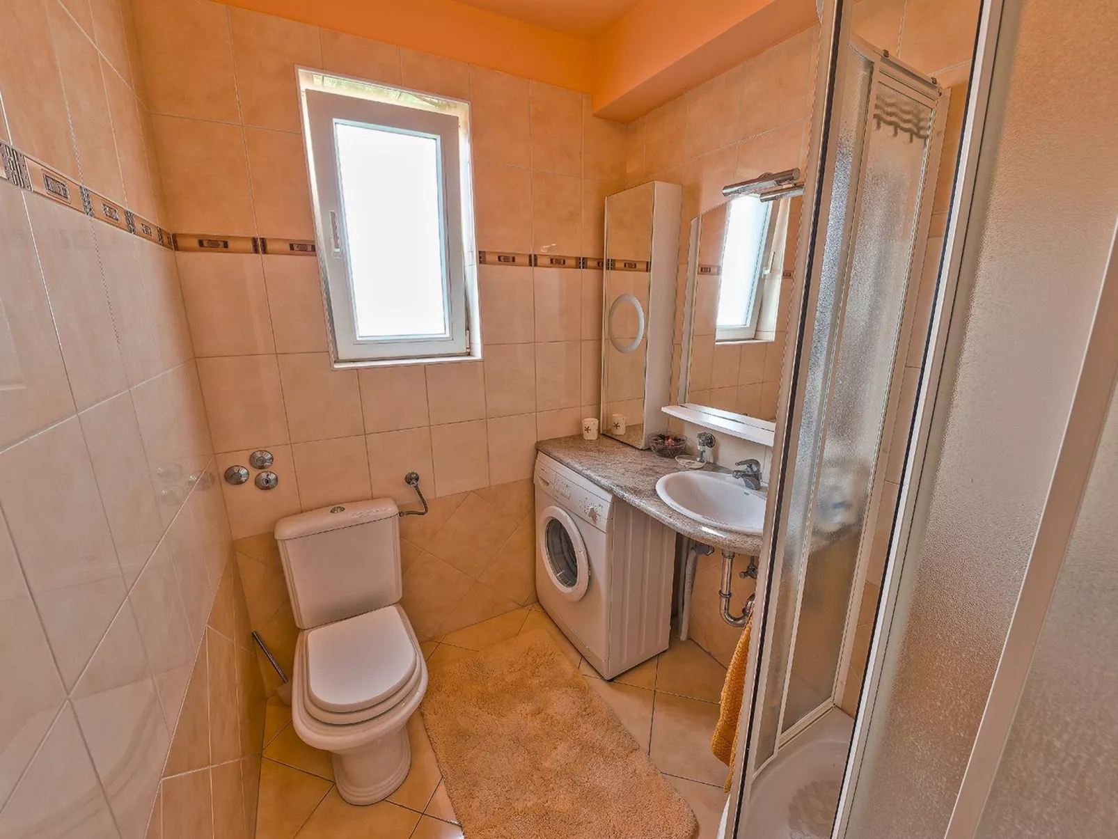 "Dantin" mit Blick auf das Wasser-Drinnen