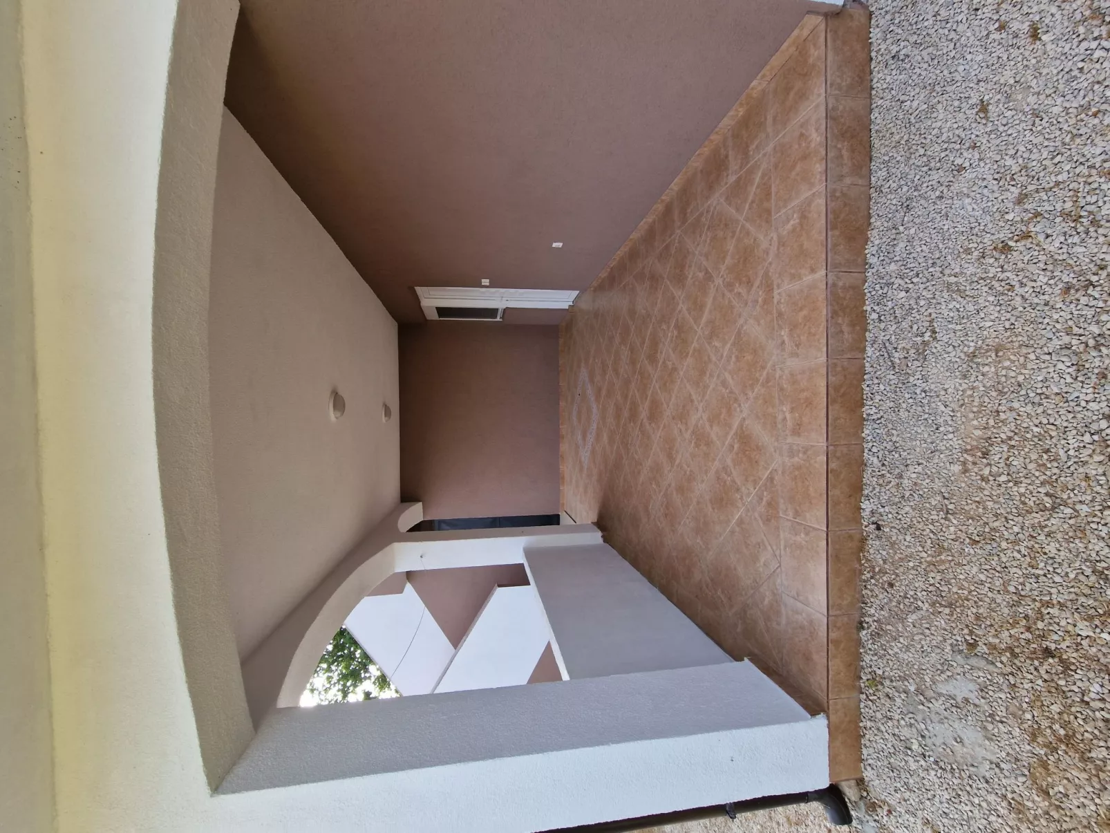 Ema erste Etage mit offener Terrasse-Outside