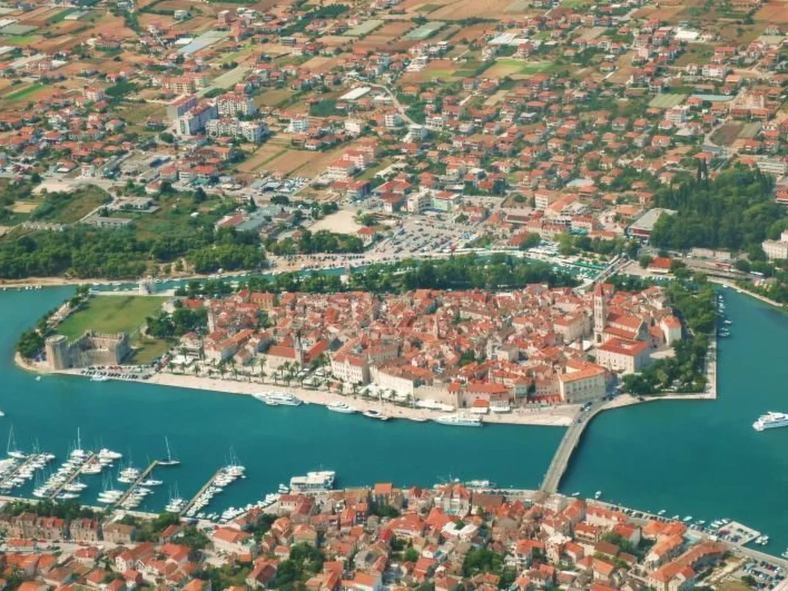 Mit Terrasse und Grill-Outside