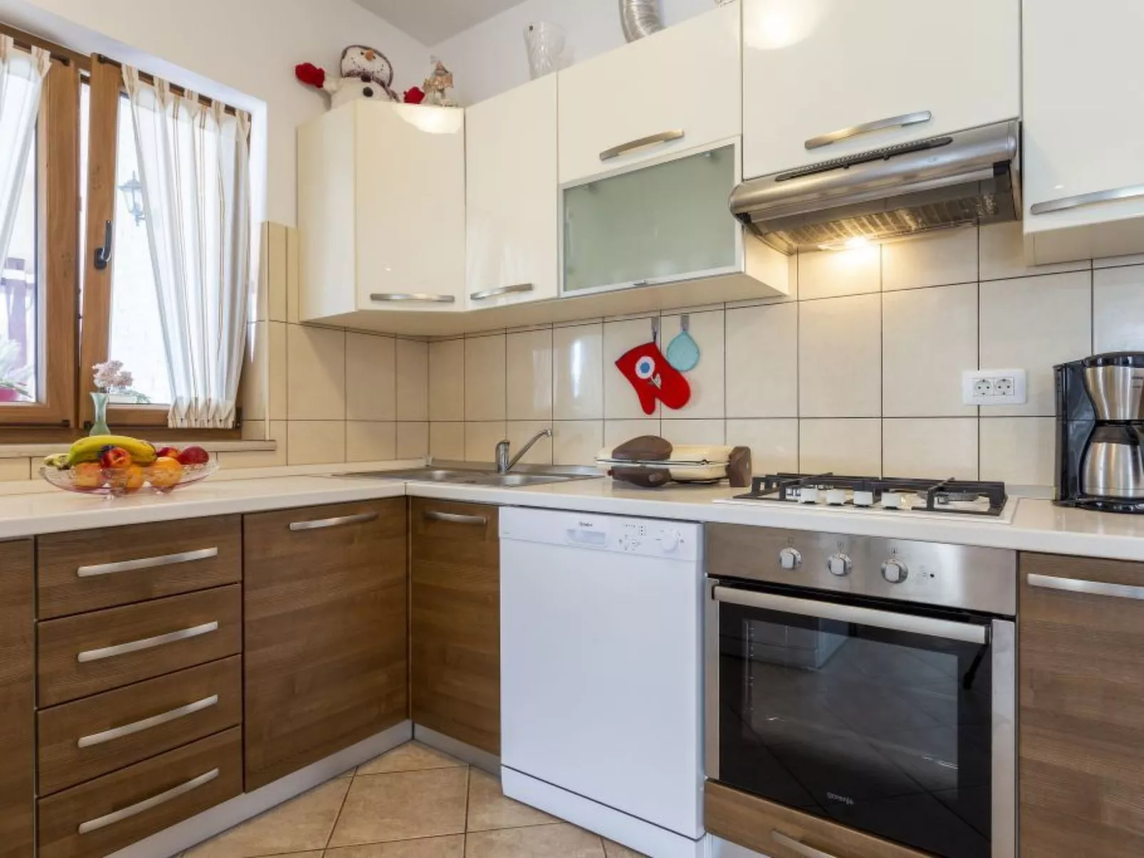 "Villa Mirela" mit Terrasse-Drinnen