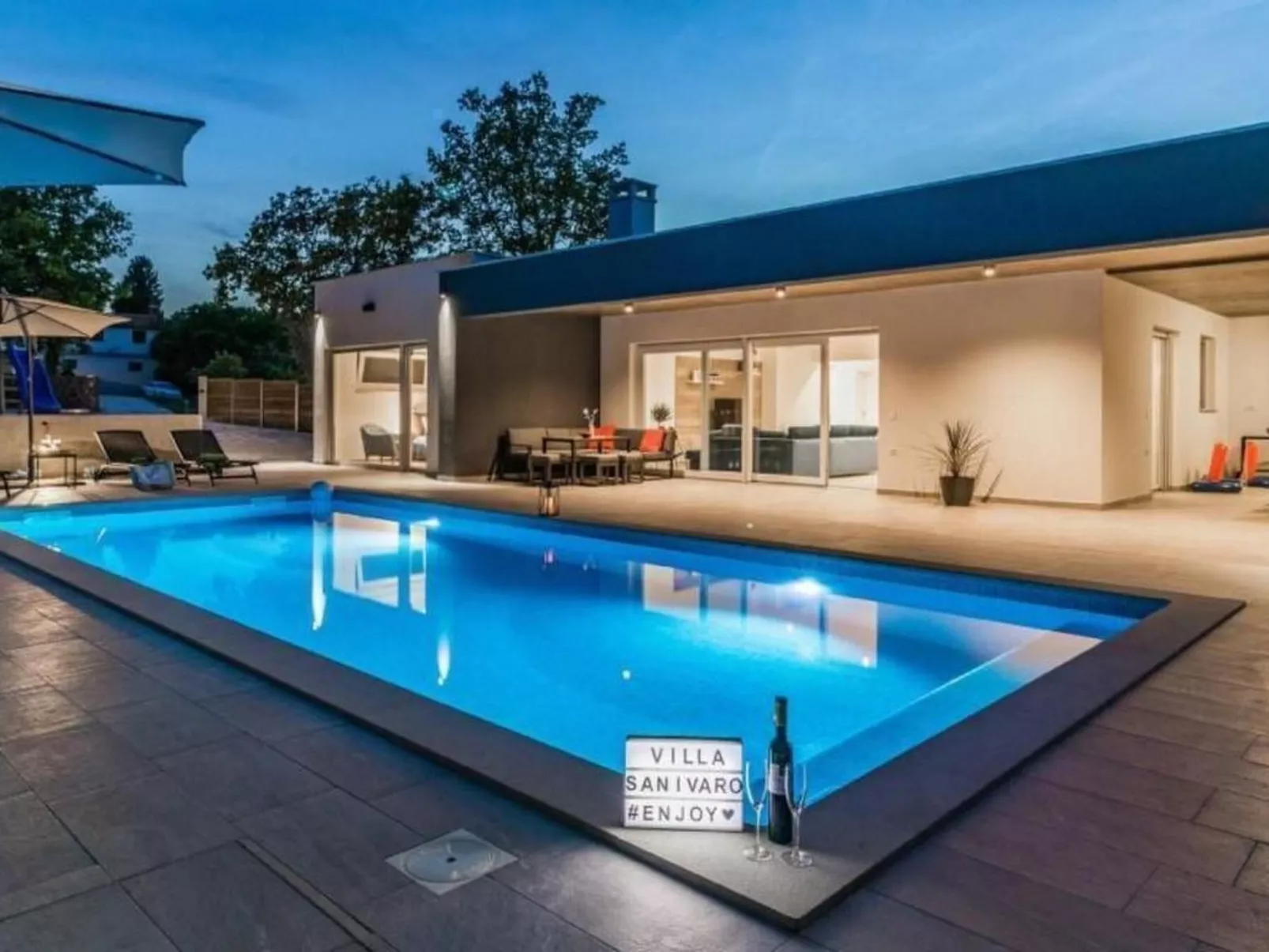 Villa Sanivaro mit beheiztem Pool und Whirlpool-Outside