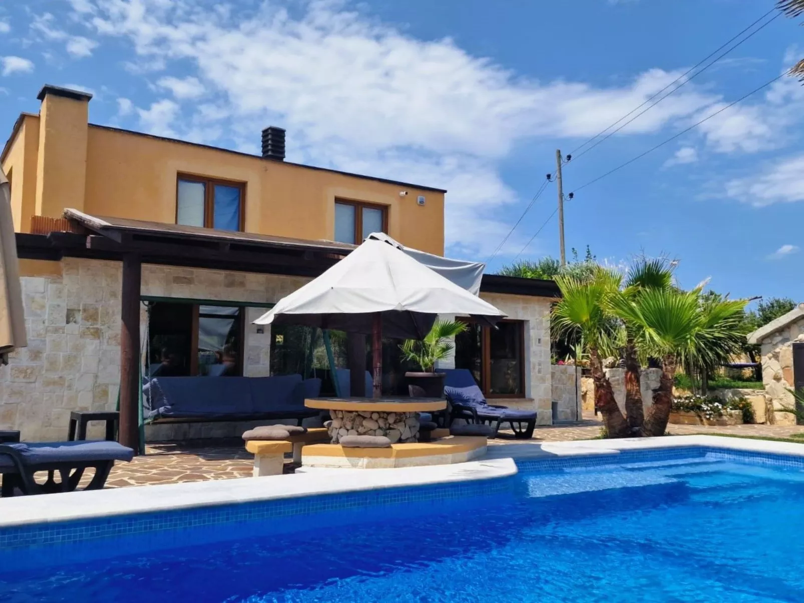 Schönes Haus in Pomer mit privatem Parkplatz-Draußen