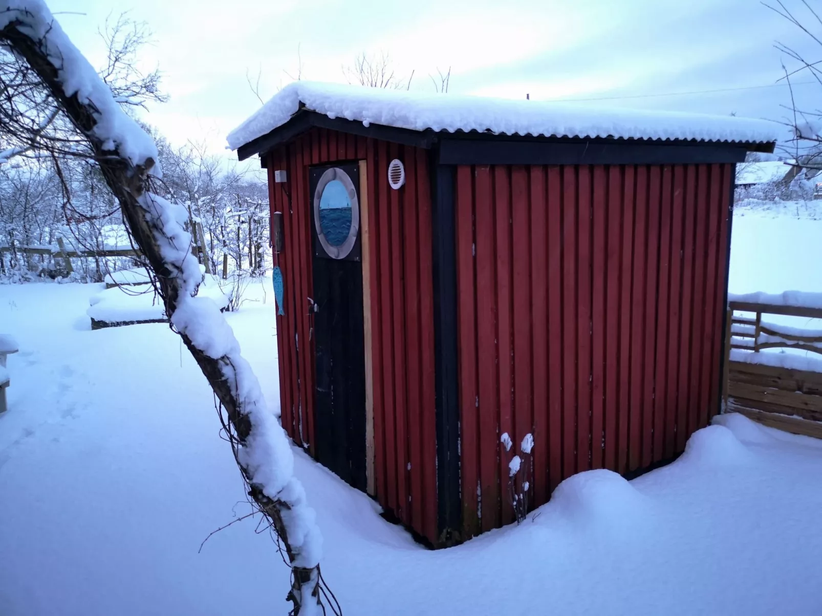 Niedliches Schwedenhaus.-Draußen