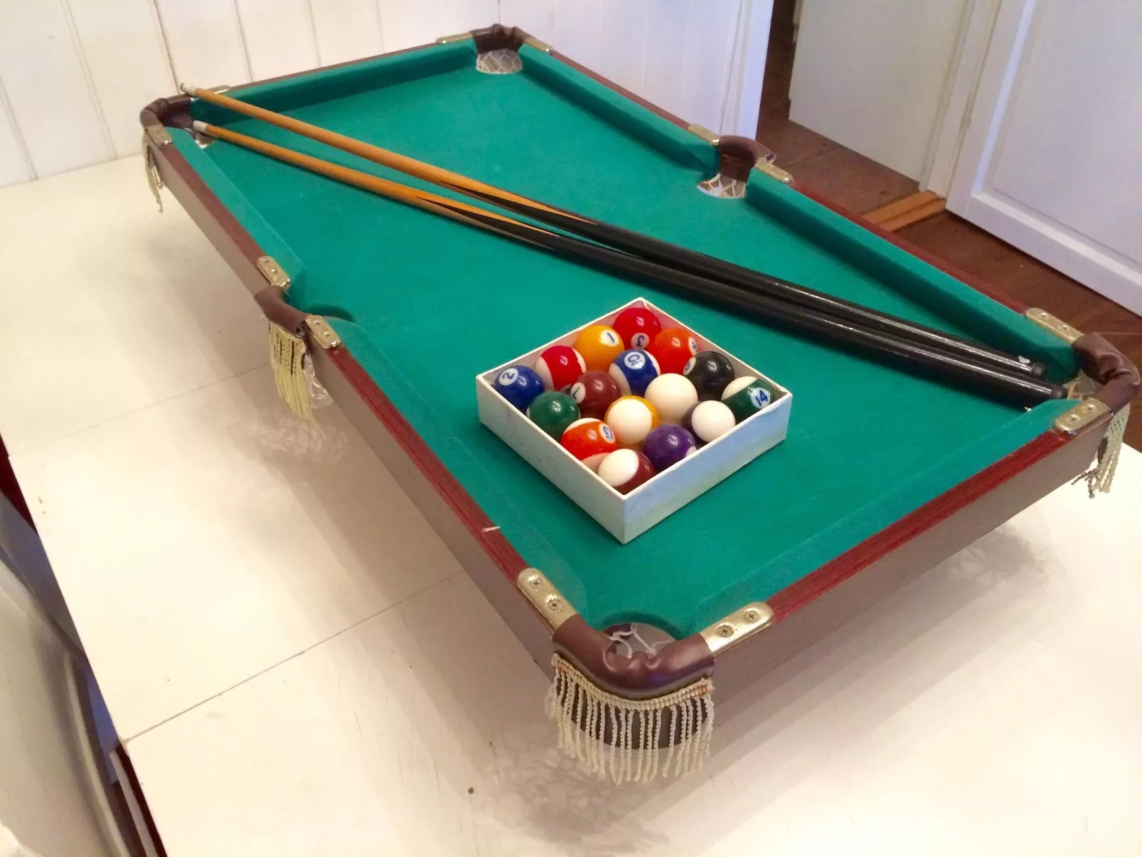 Mit Blick auf das Wasser-Dedans