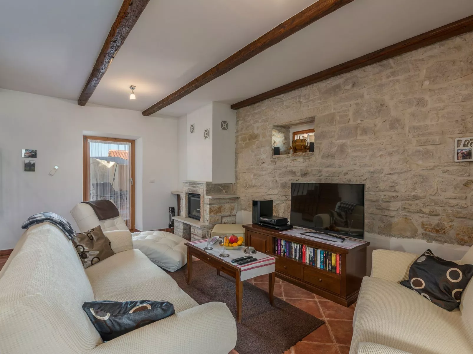 Gemütliches Ferienhaus in Peresiji mit Grill und Terrasse-Dedans