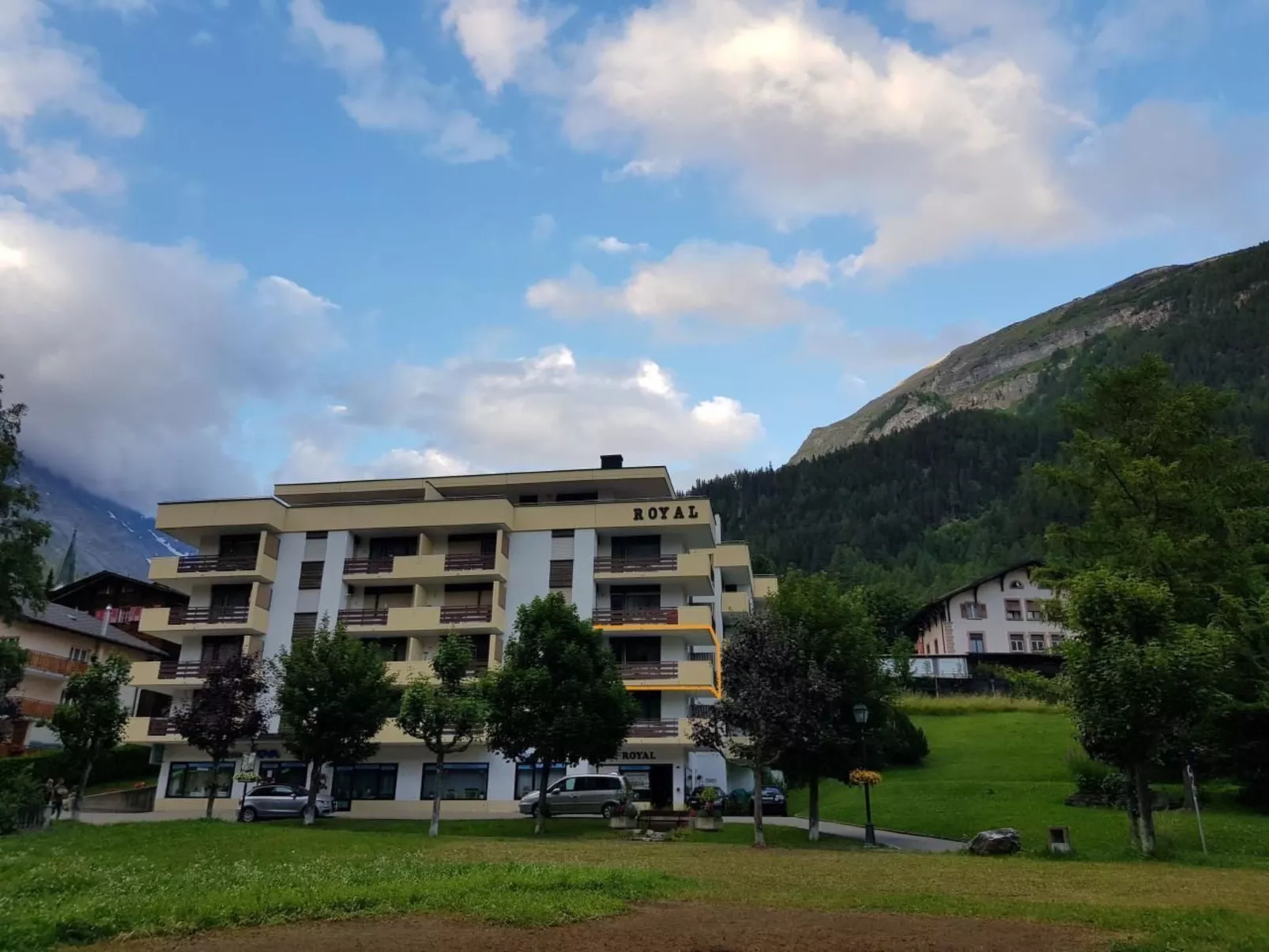 Mit Bergblick-Outside