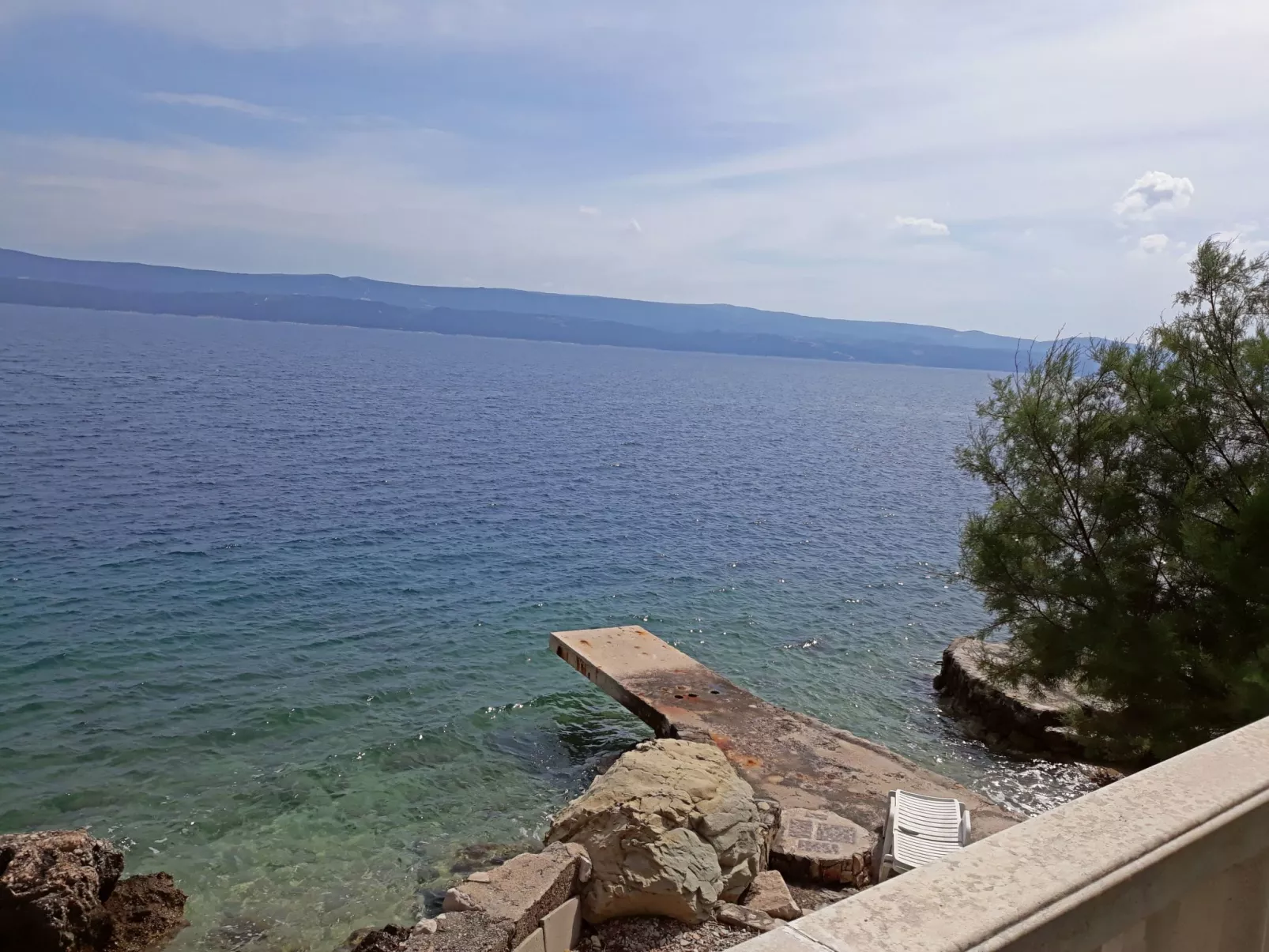 Haus am Wasser mit Blick aufs Wasser-Draußen