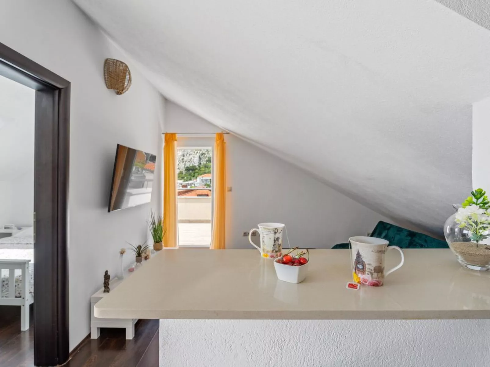 Ferienappartement mit zwei Meerblick-Balkonen-Drinnen