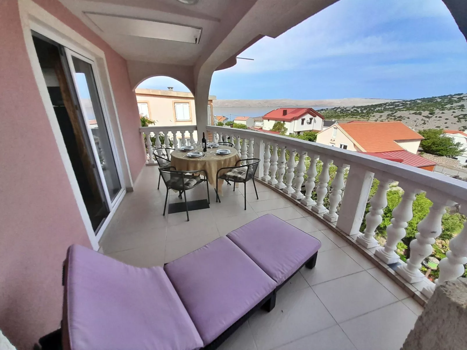 Mit zwei Terrassen für sechs Personen-Dehors