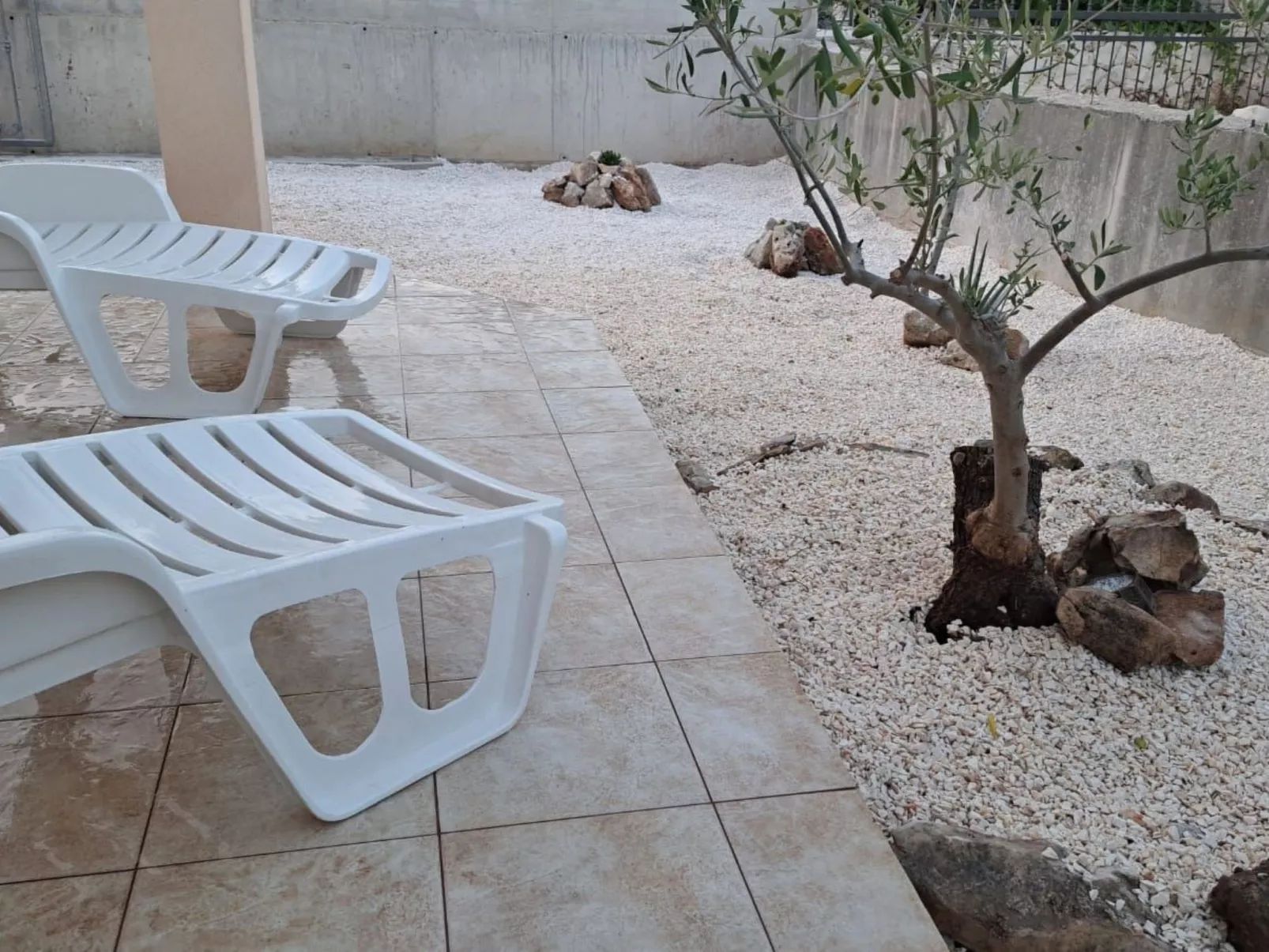 Mit Blick auf das Wasser-Dehors