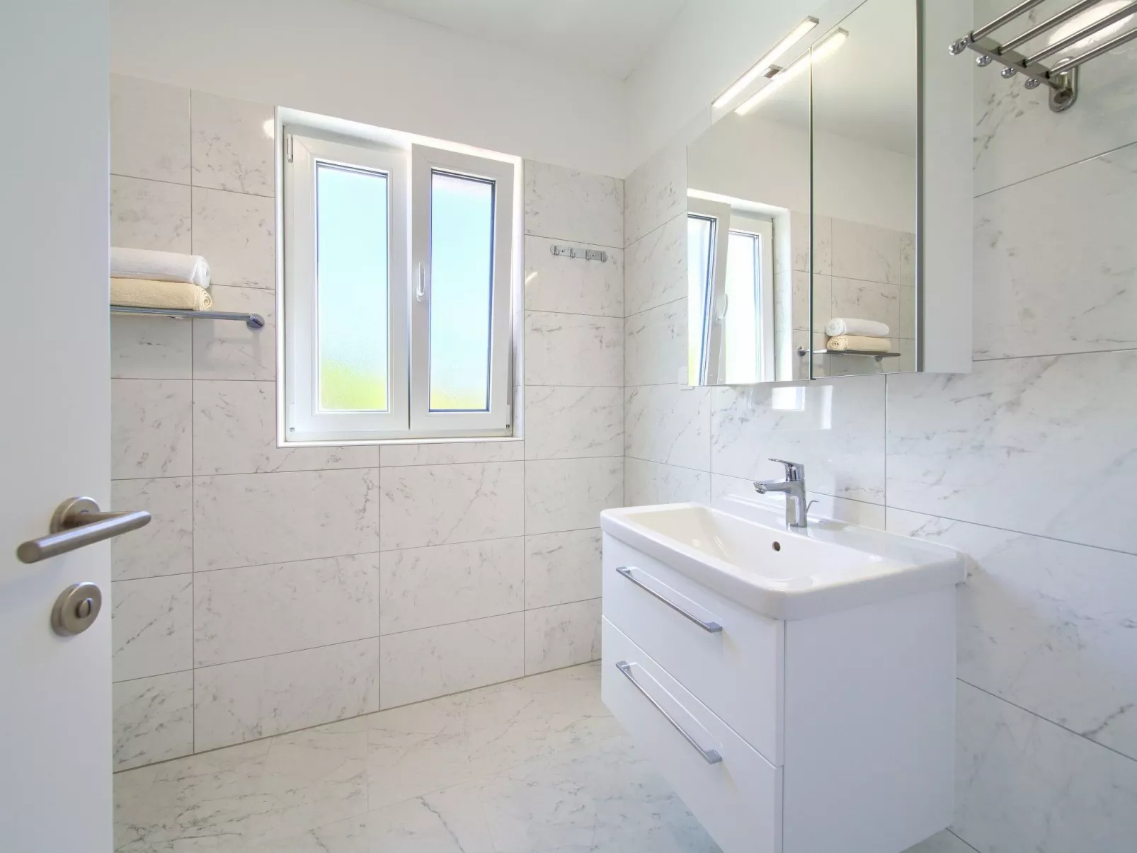 Geräumige, luxuriöse 5*-Ferienvilla mit Meerblick, eigenem Pool und großer Terr-Dedans