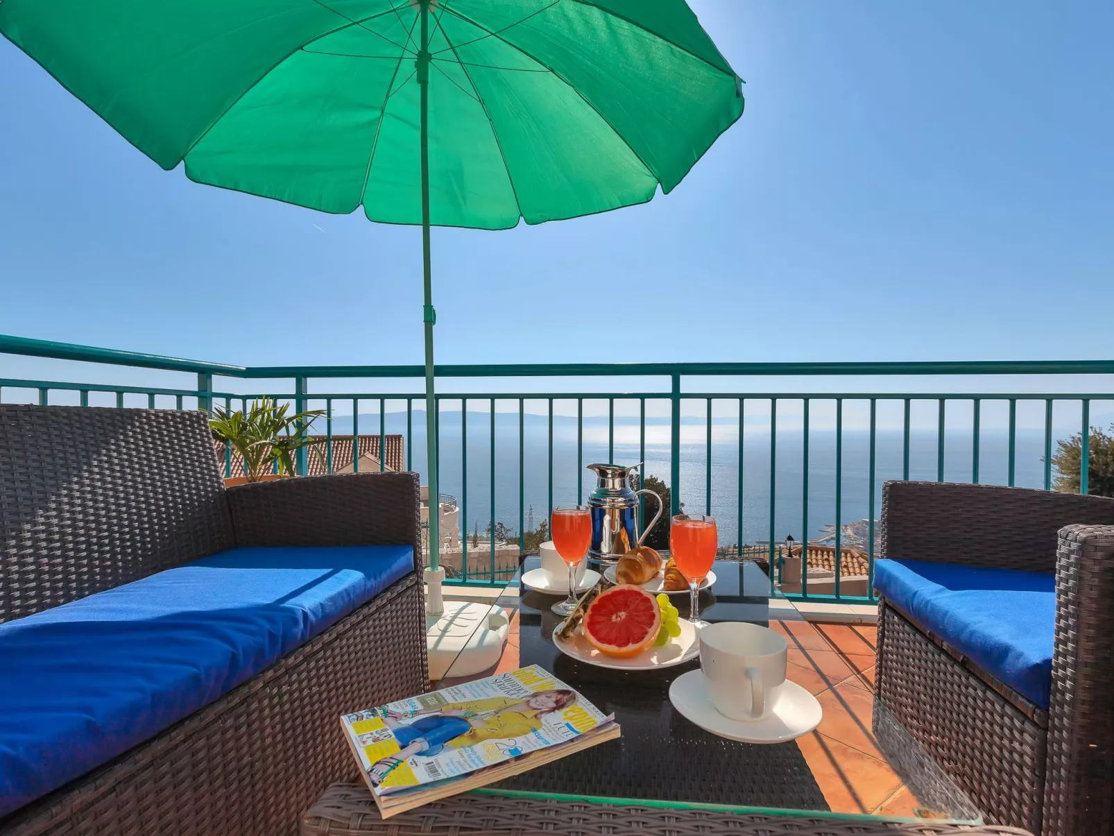 "Podgora" mit Blick auf das Wasser-Inside