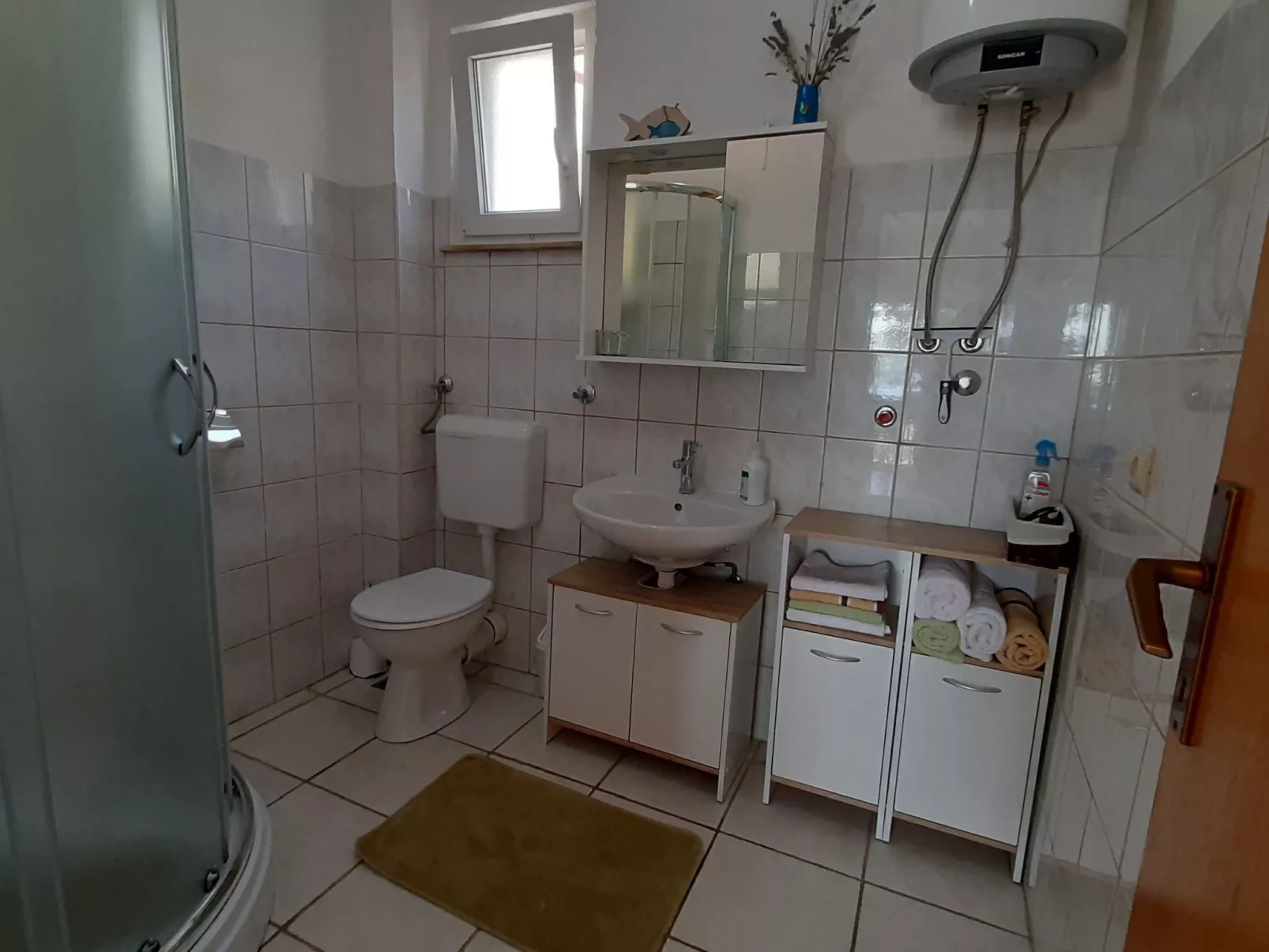 Wohnung mit Blick auf das Wasser-Inside