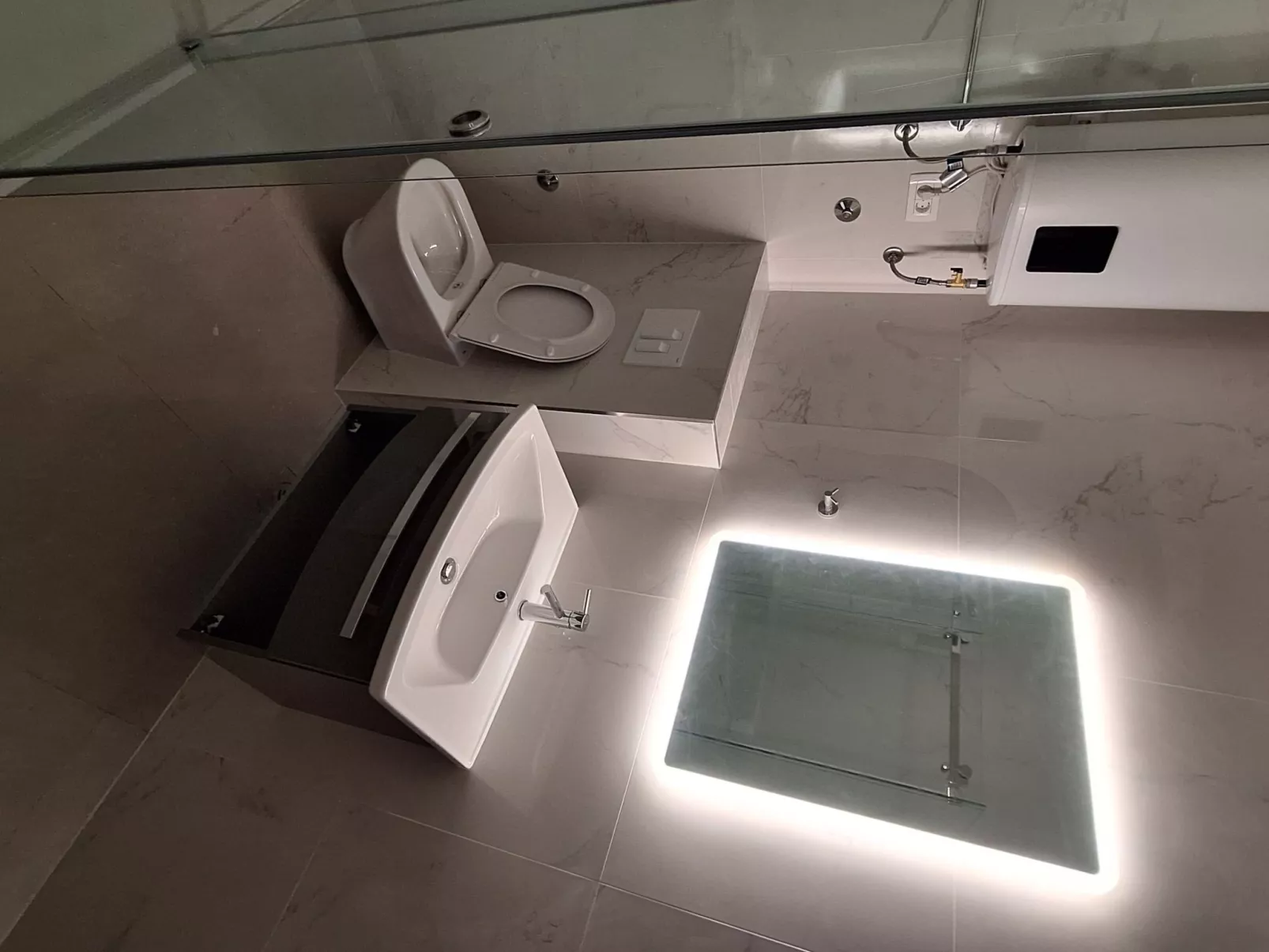 Für vier Personen, mit einem Balkon-Drinnen