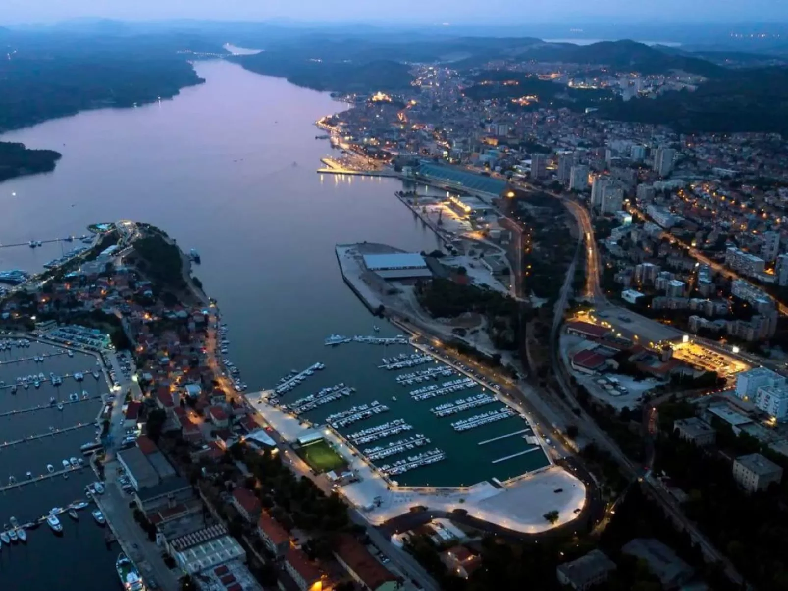Appartement im Dachgeschoss mit Balkon-Draußen