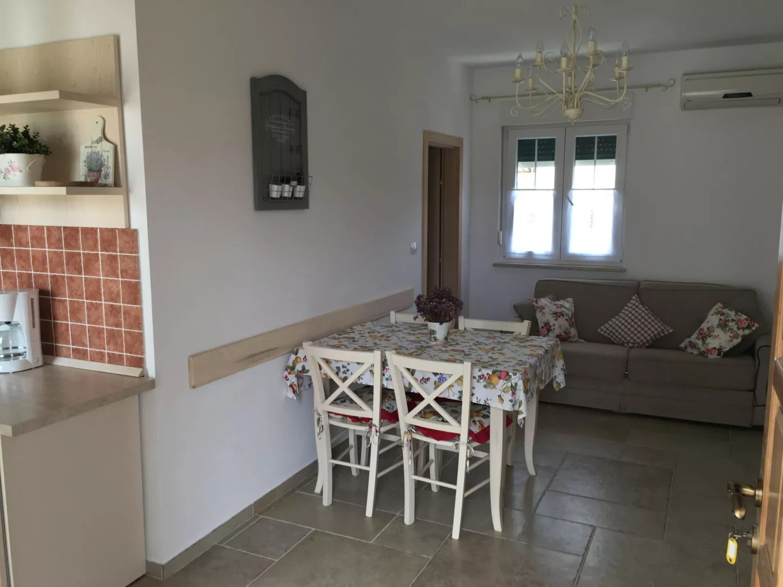 Appartement in Stoja mit Möbliertem Balkon-Dedans