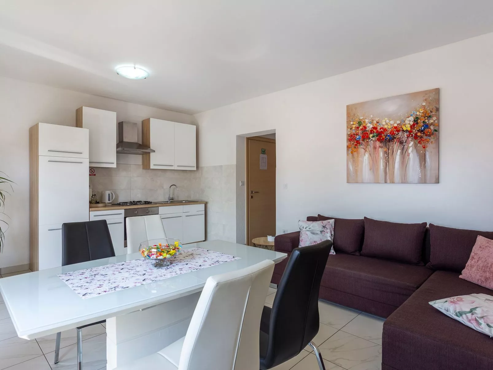 In Pula und Nah am Strand-Drinnen